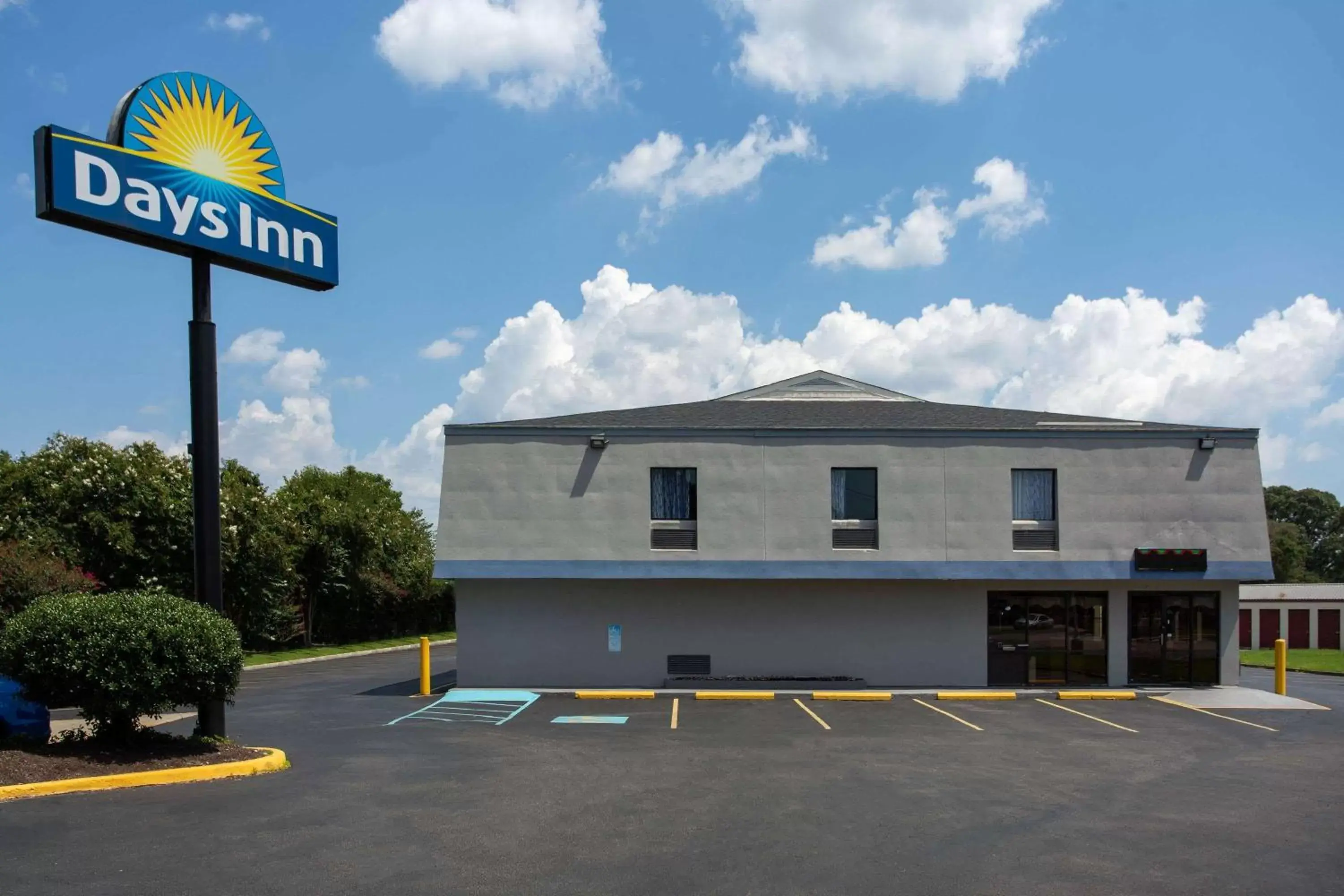 Property Building in Days Inn by Wyndham Chesapeake