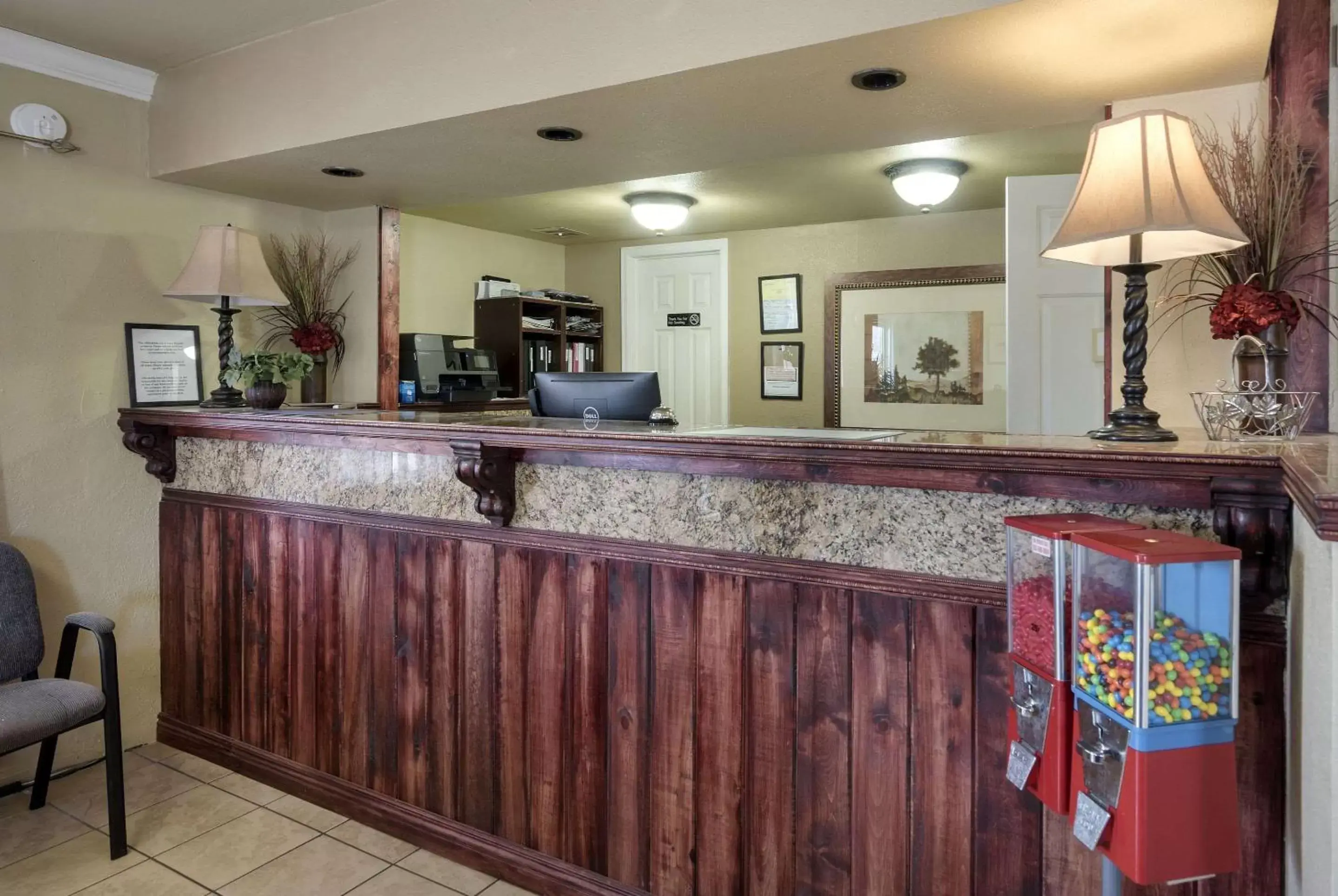 Lobby or reception, Lounge/Bar in 1st Interstate Inn