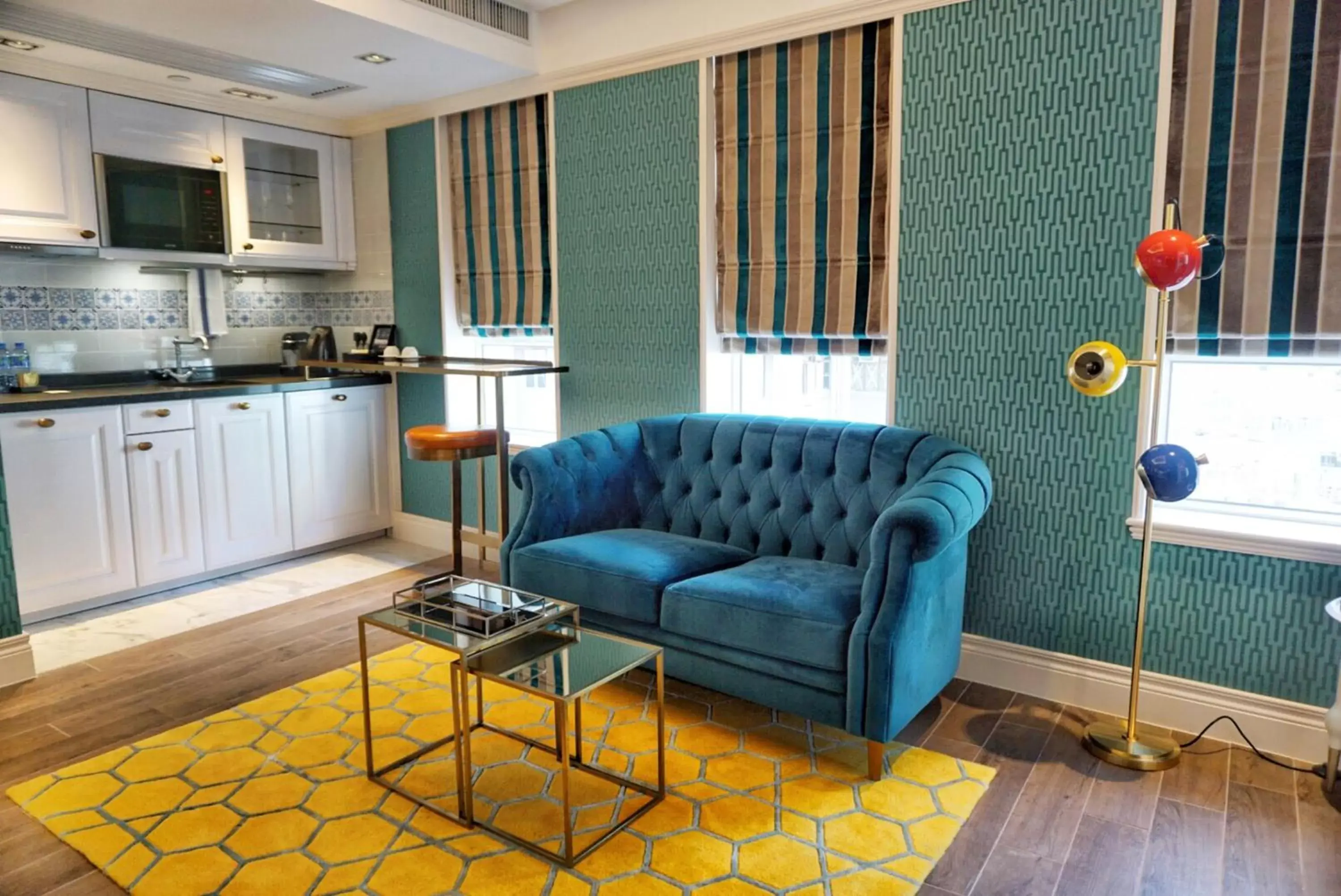 Kitchen or kitchenette, Seating Area in Hotel Madera Hollywood