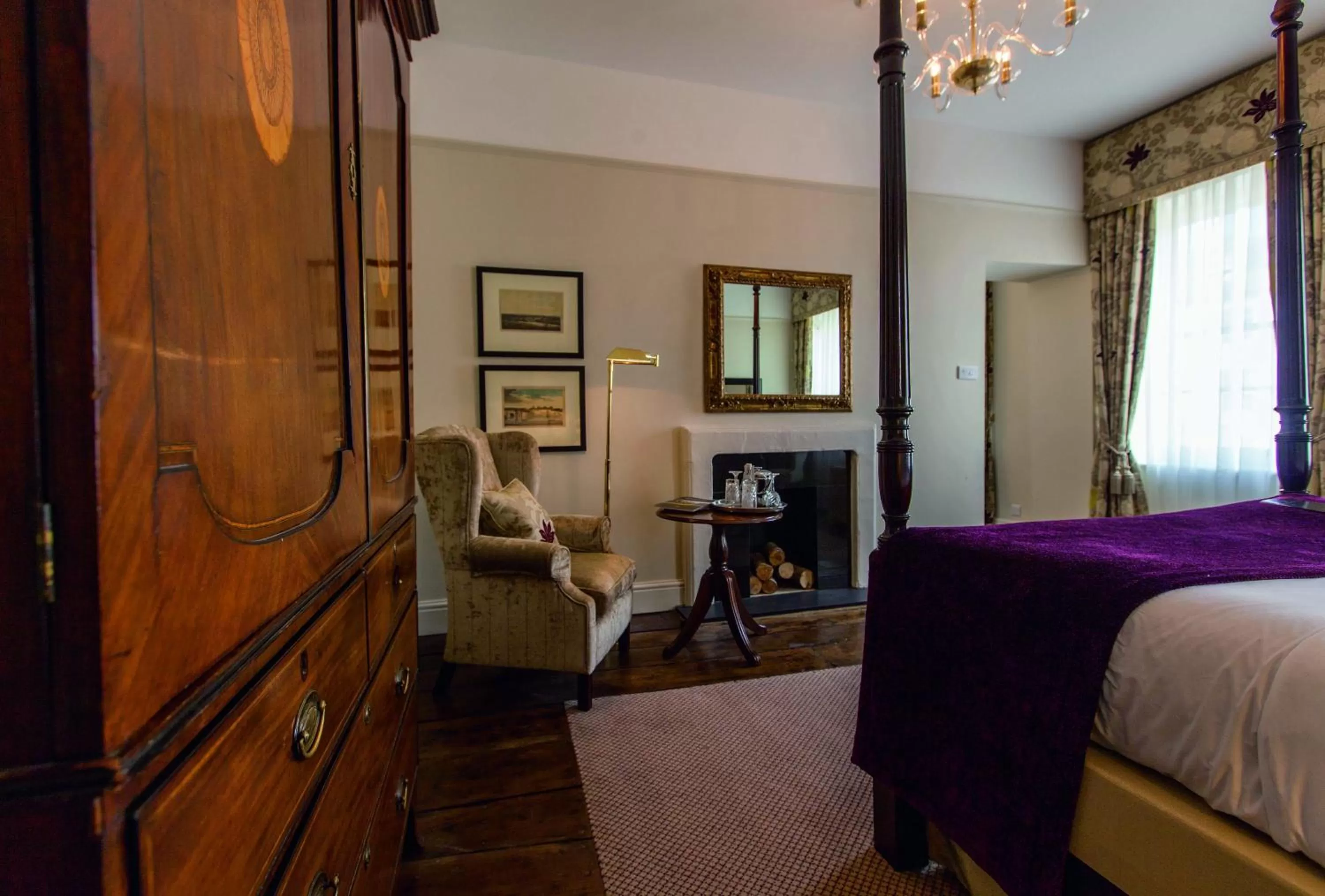 Bedroom, Bed in Macdonald Bear Hotel