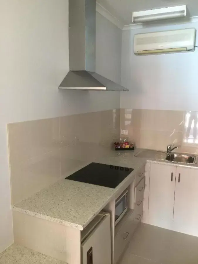 Kitchen or kitchenette, Kitchen/Kitchenette in Footscray Motor Inn and Serviced Apartments