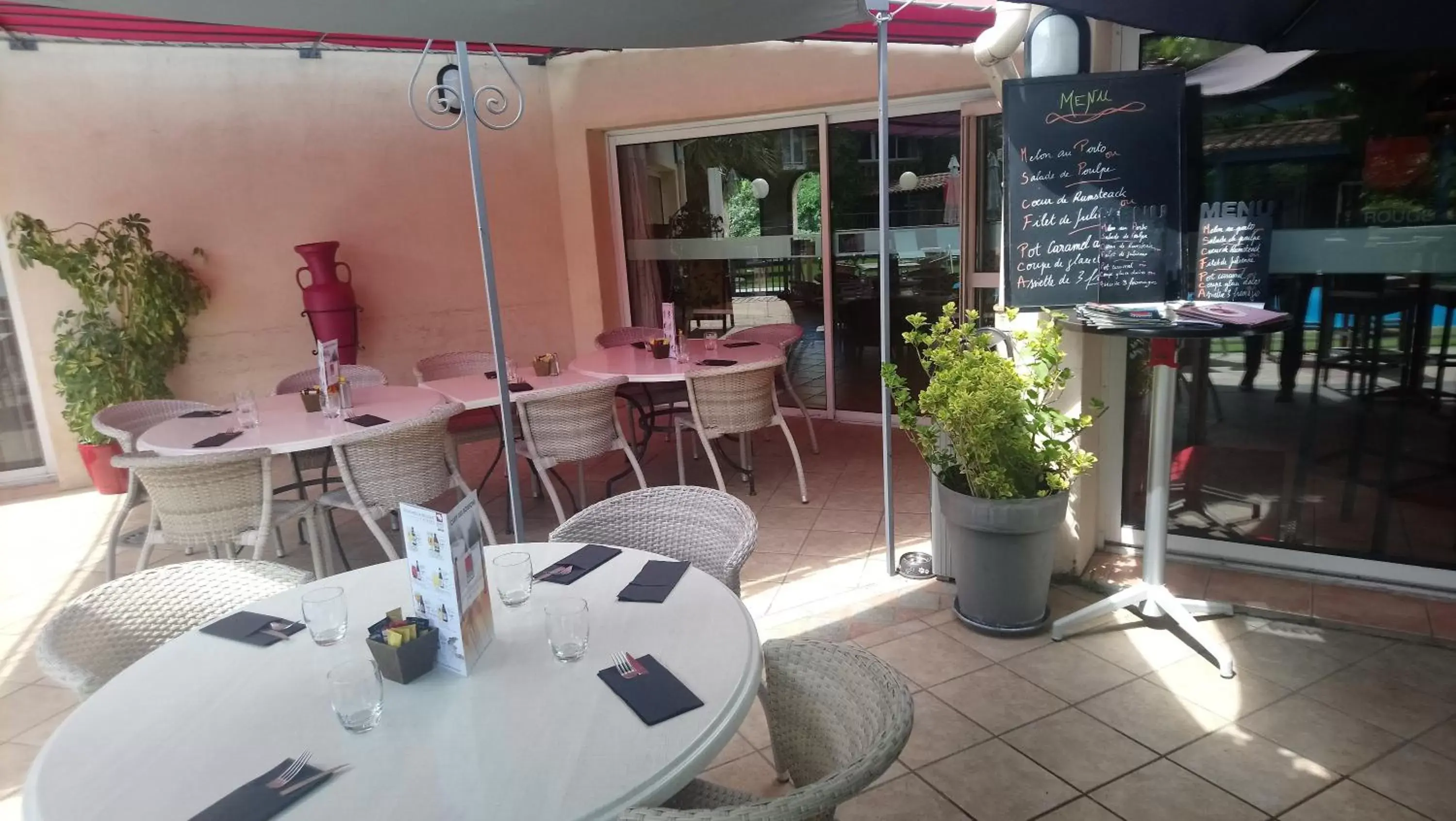 Patio, Restaurant/Places to Eat in Logis Hotel Restaurant Uzès Pont du Gard