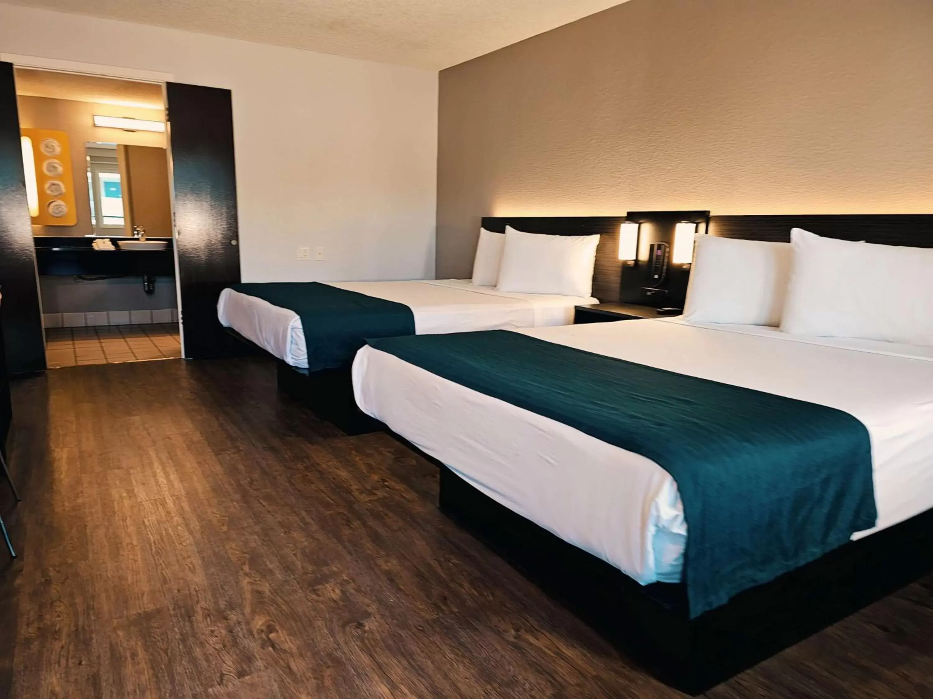 Bedroom, Bed in Motel 6-Anaheim, CA - Maingate