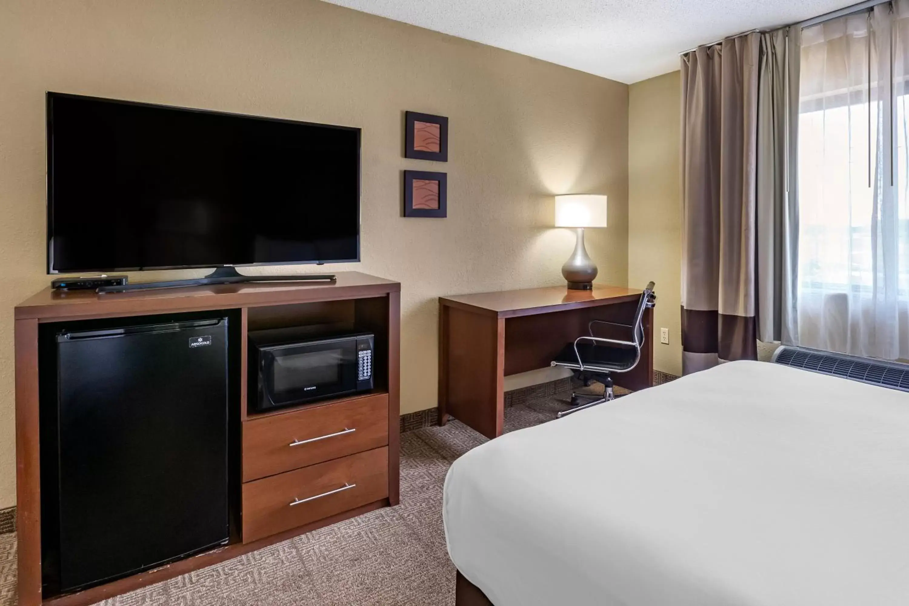 Bed, TV/Entertainment Center in Comfort Inn Moline - Quad Cities