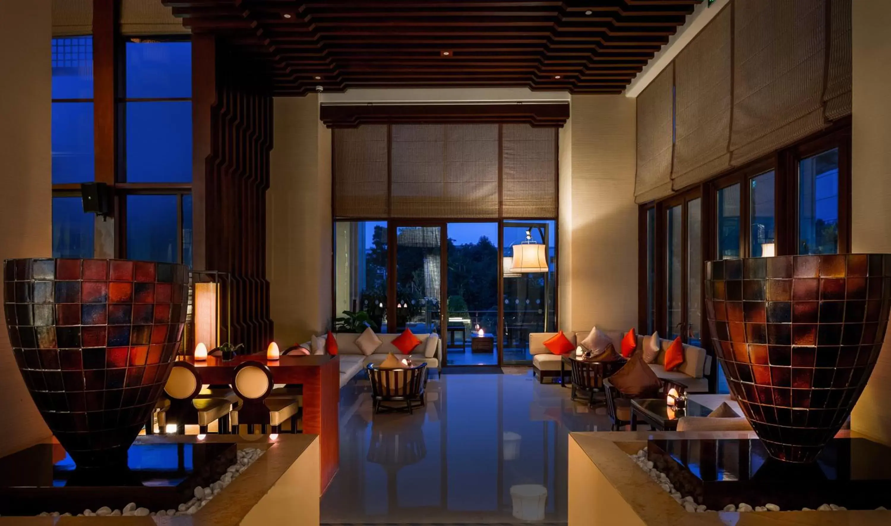 Lounge or bar in InterContinental Kunming, an IHG Hotel