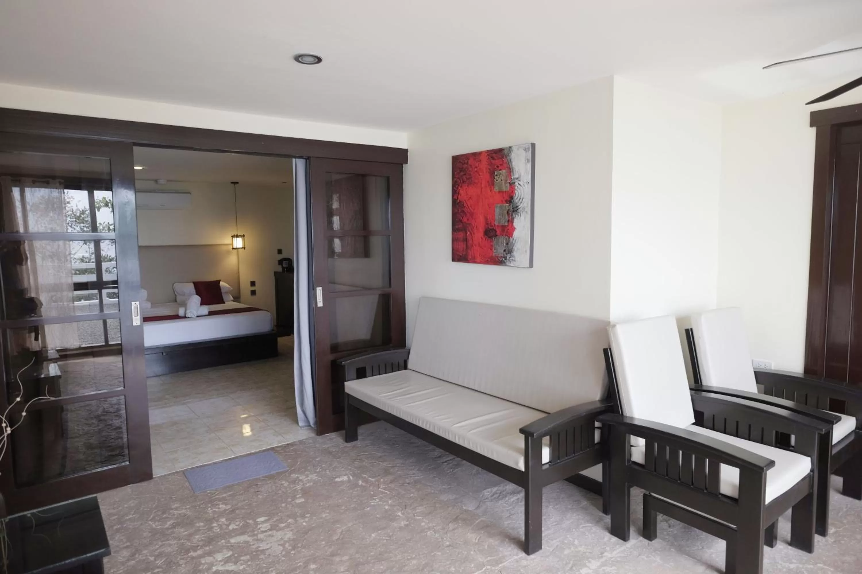 Photo of the whole room, Bed in Cliffside Resort