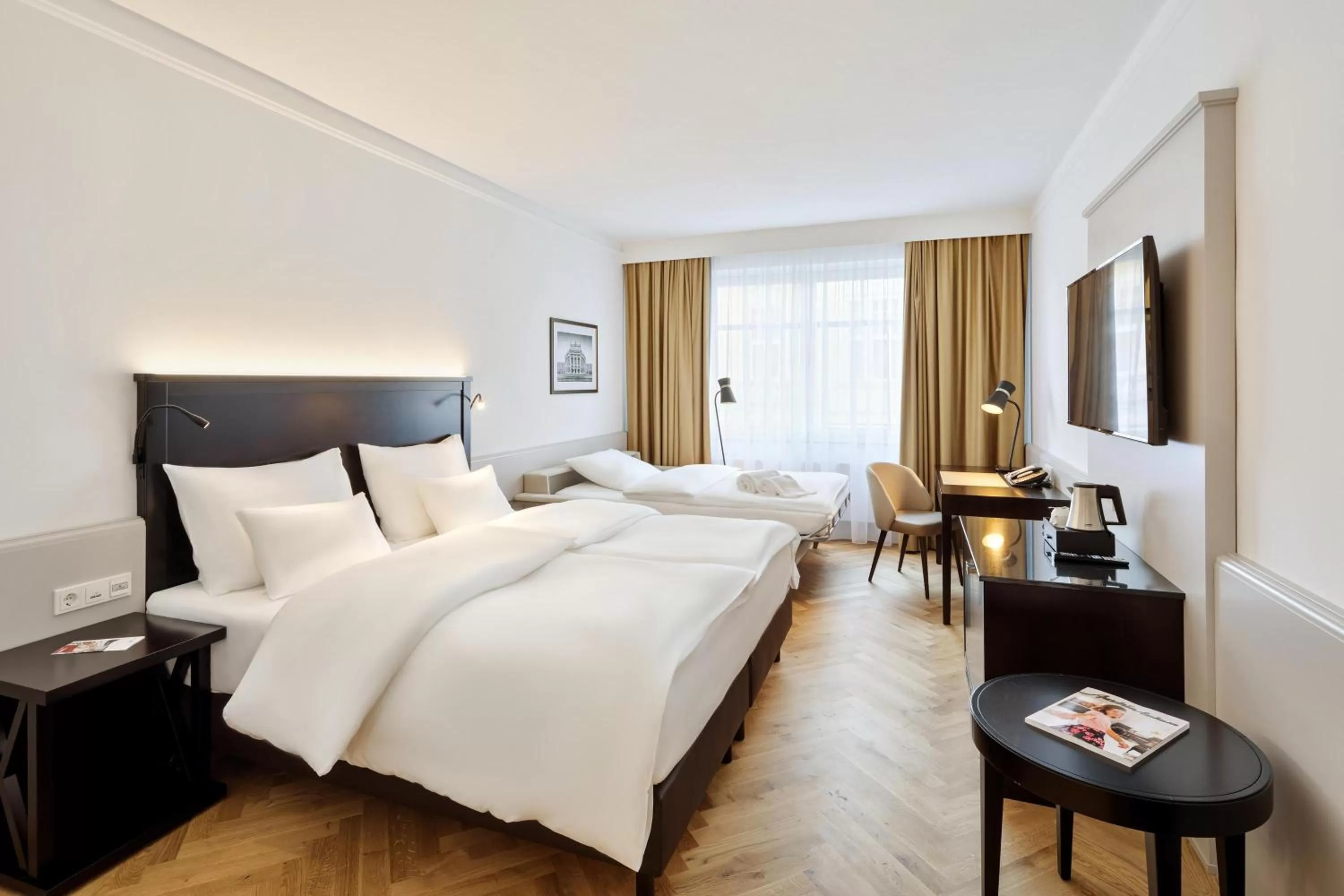 Photo of the whole room, Bed in Austria Trend Parkhotel Schönbrunn Wien