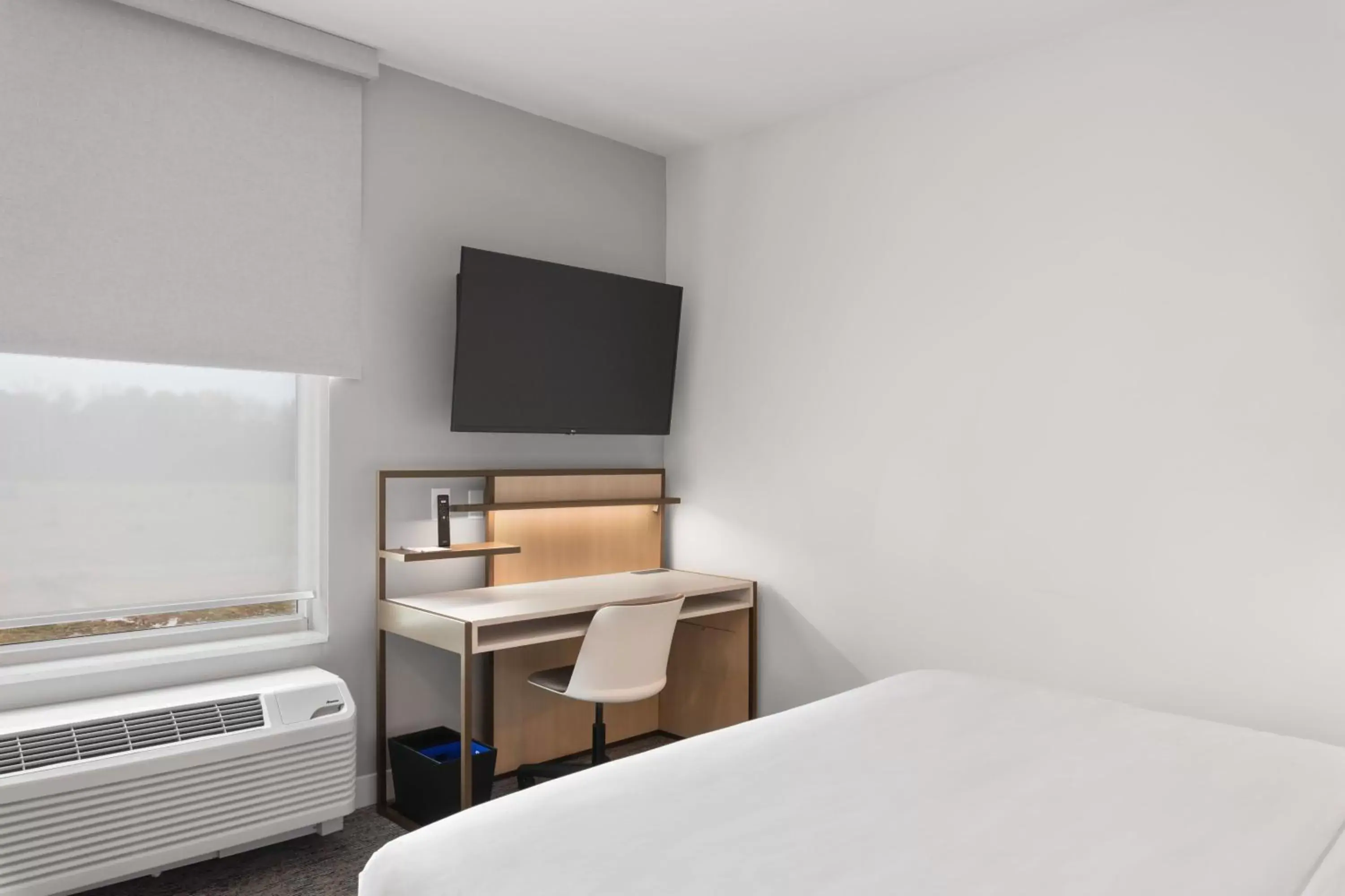 Bedroom, TV/Entertainment Center in TownePlace Suites by Marriott White Hall