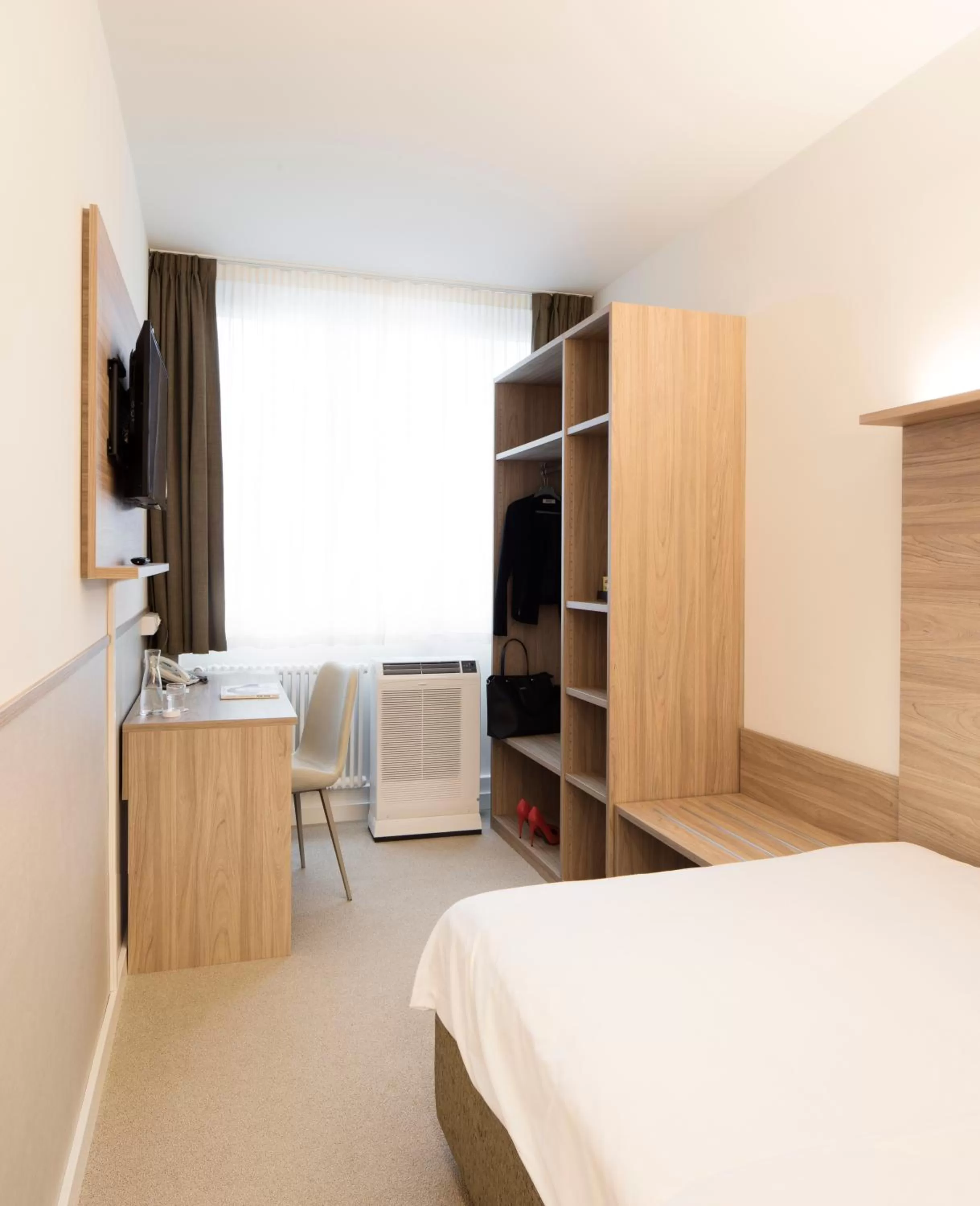 Bedroom, Bed in Continental Hotel Lausanne