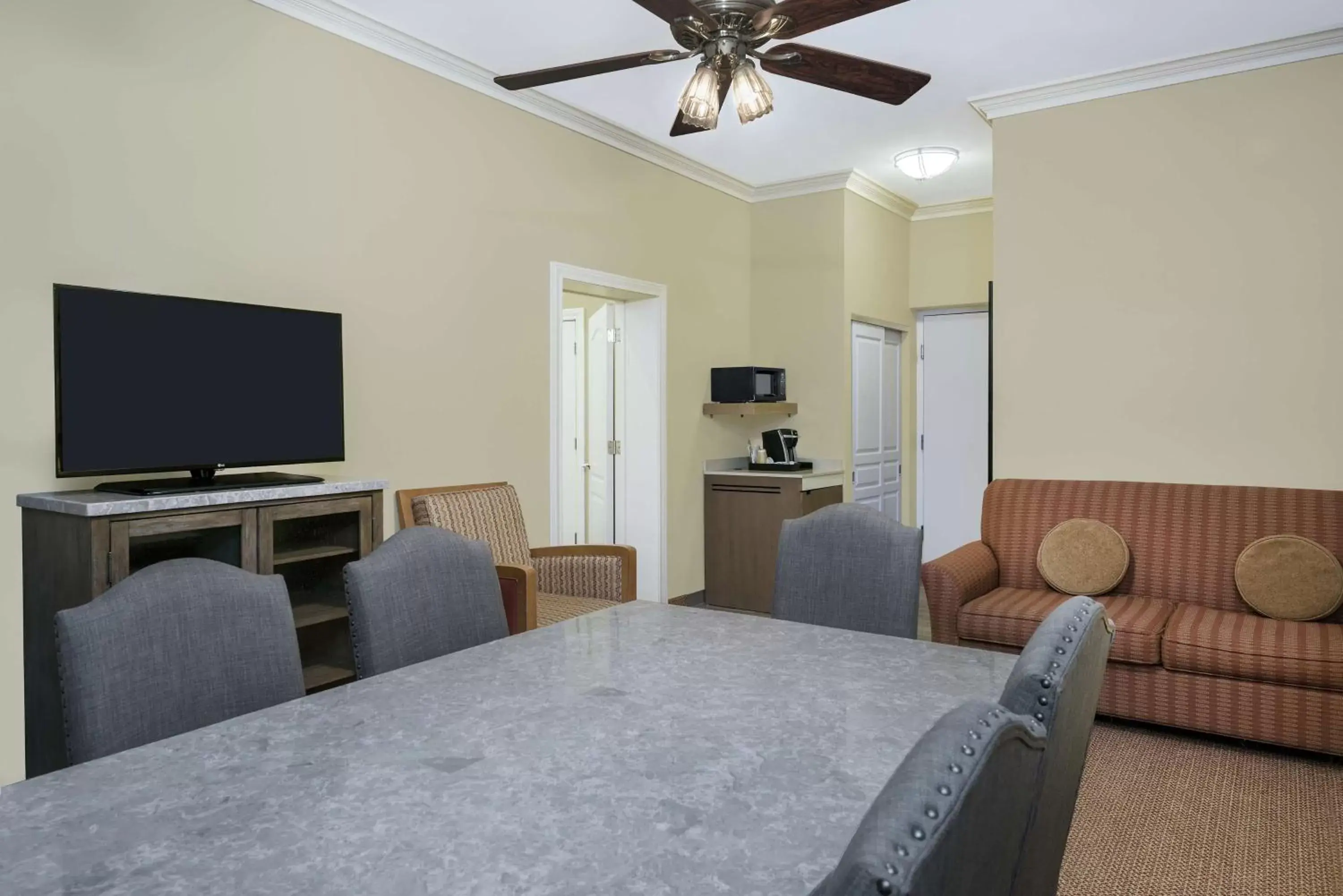 Living room, TV/Entertainment Center in Hilton Garden Inn McAllen Airport