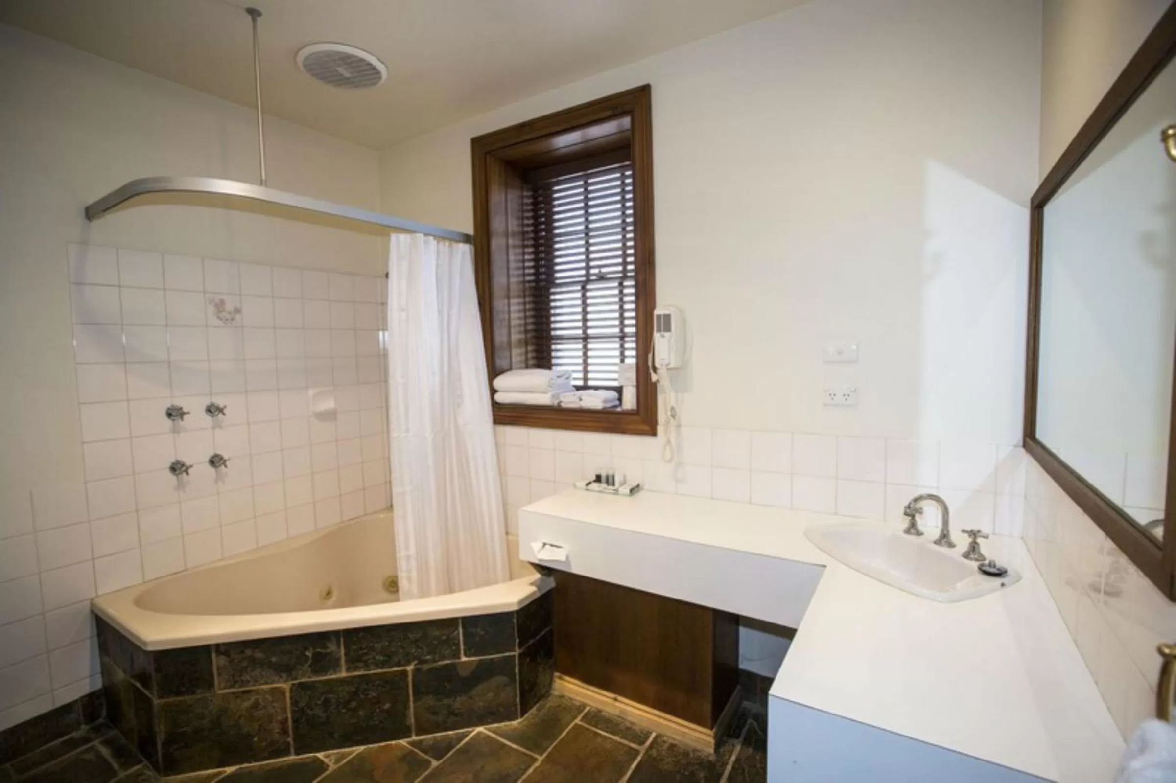 Shower in Seacombe House Motor Inn Port Fairy