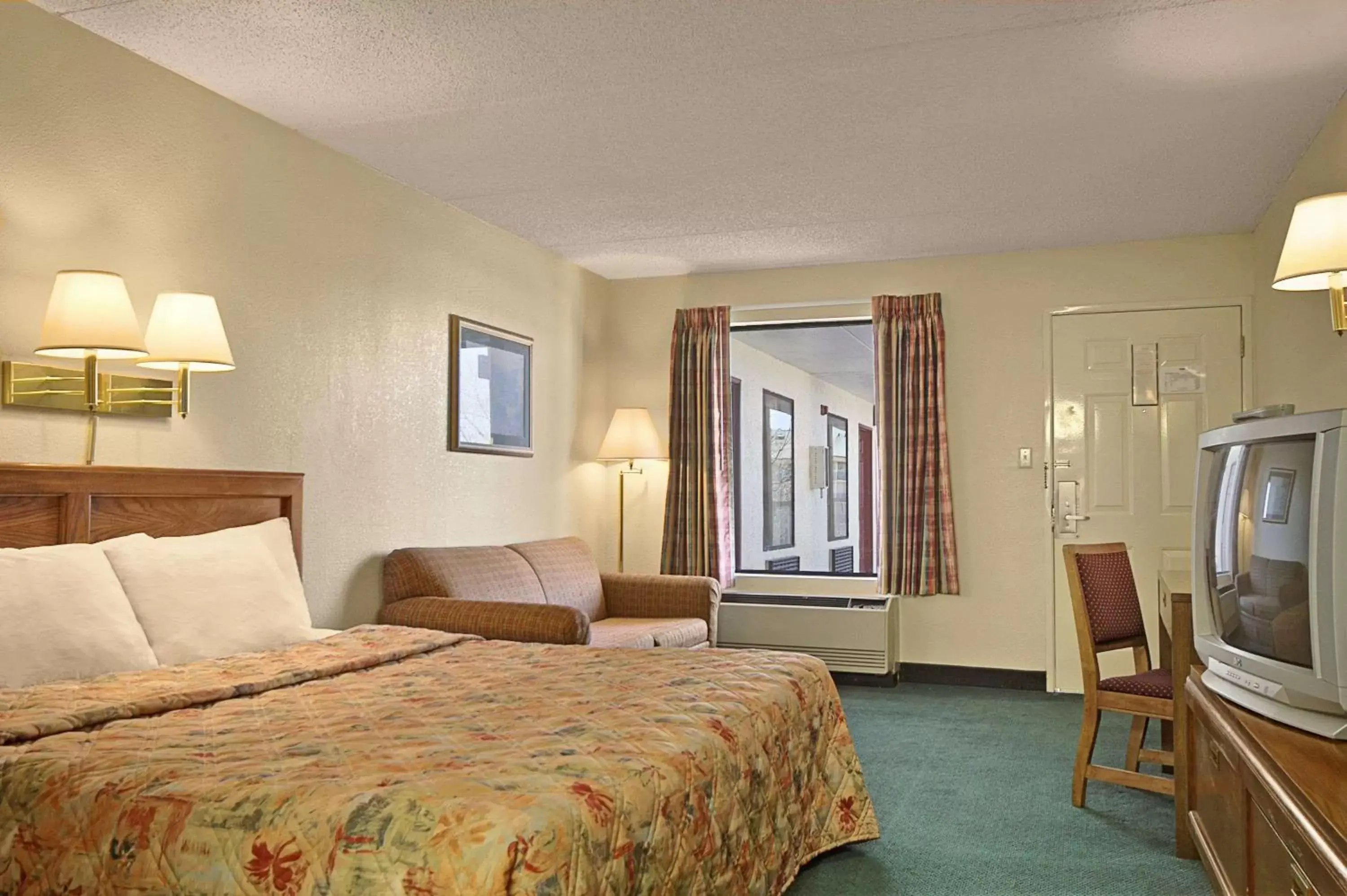 Photo of the whole room, Bed in Days Inn by Wyndham Apple Valley Pigeon Forge/Sevierville