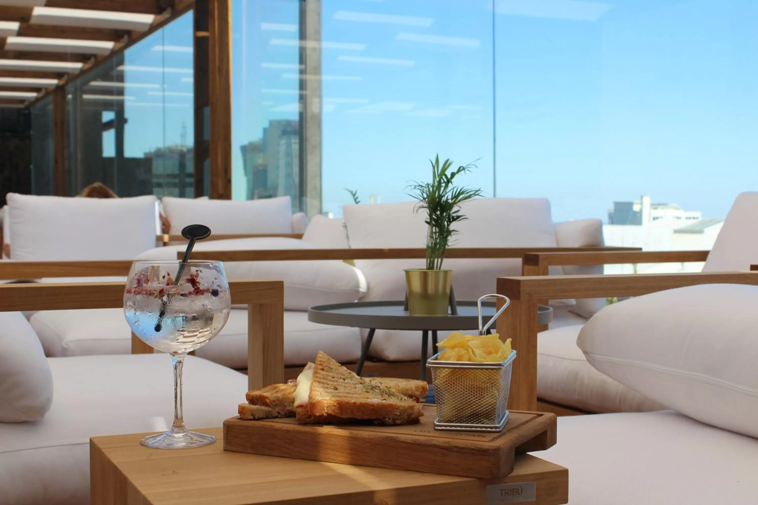 Restaurant/places to eat in Lux Lisboa Park