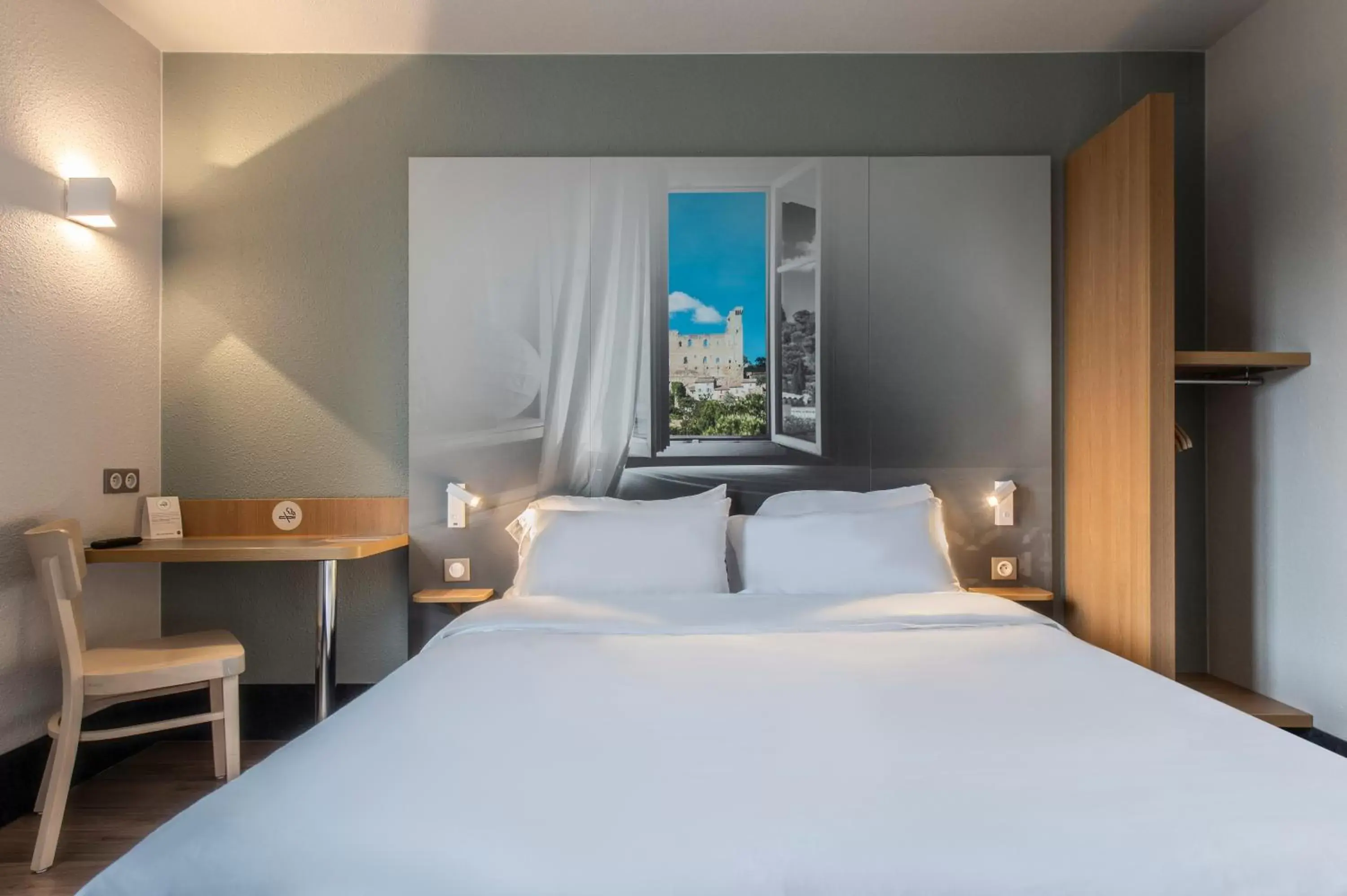 Bedroom, Bed in B&B HOTEL Orange - Échangeur A7 A9
