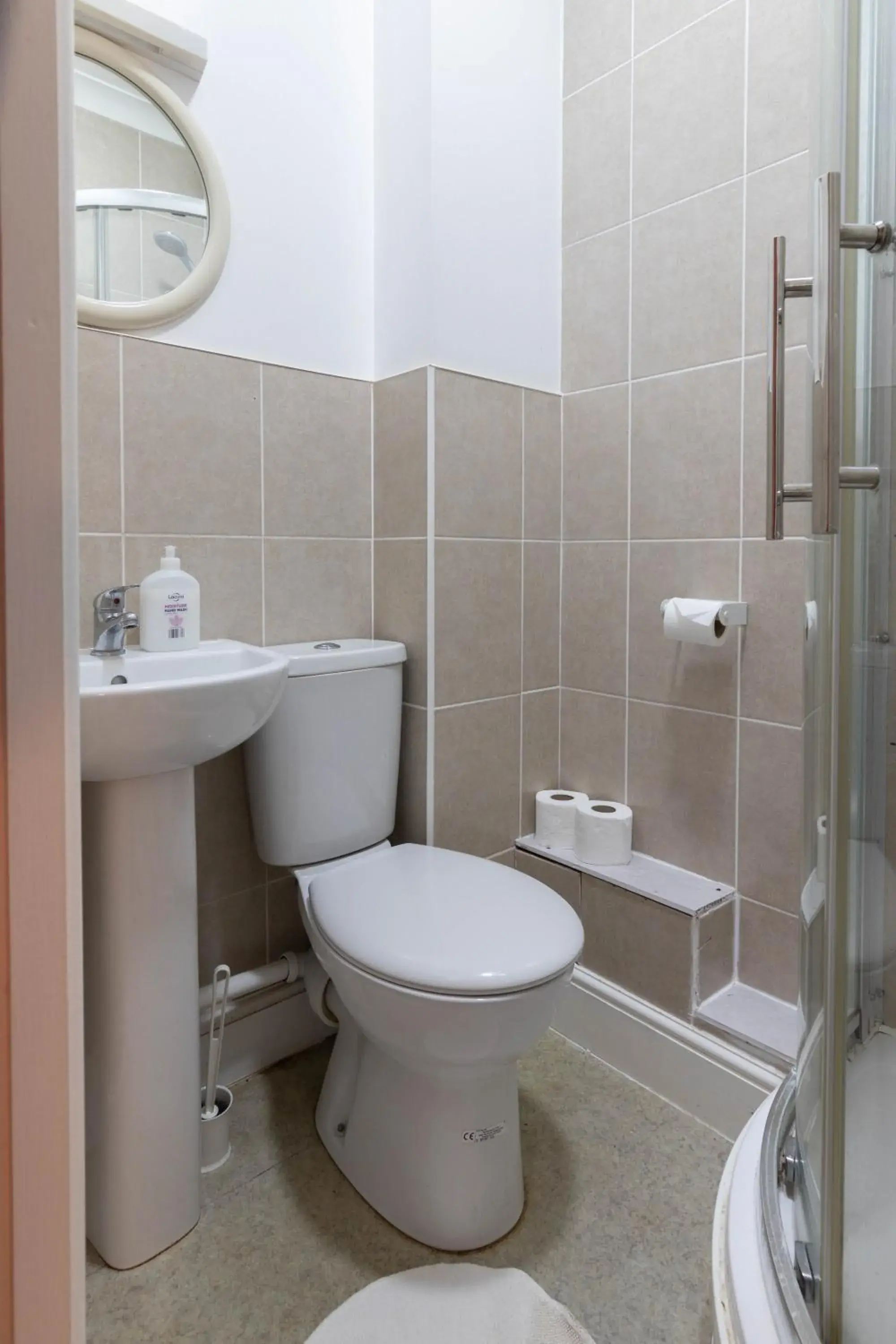 Shower, Bathroom in Shelford Lodge