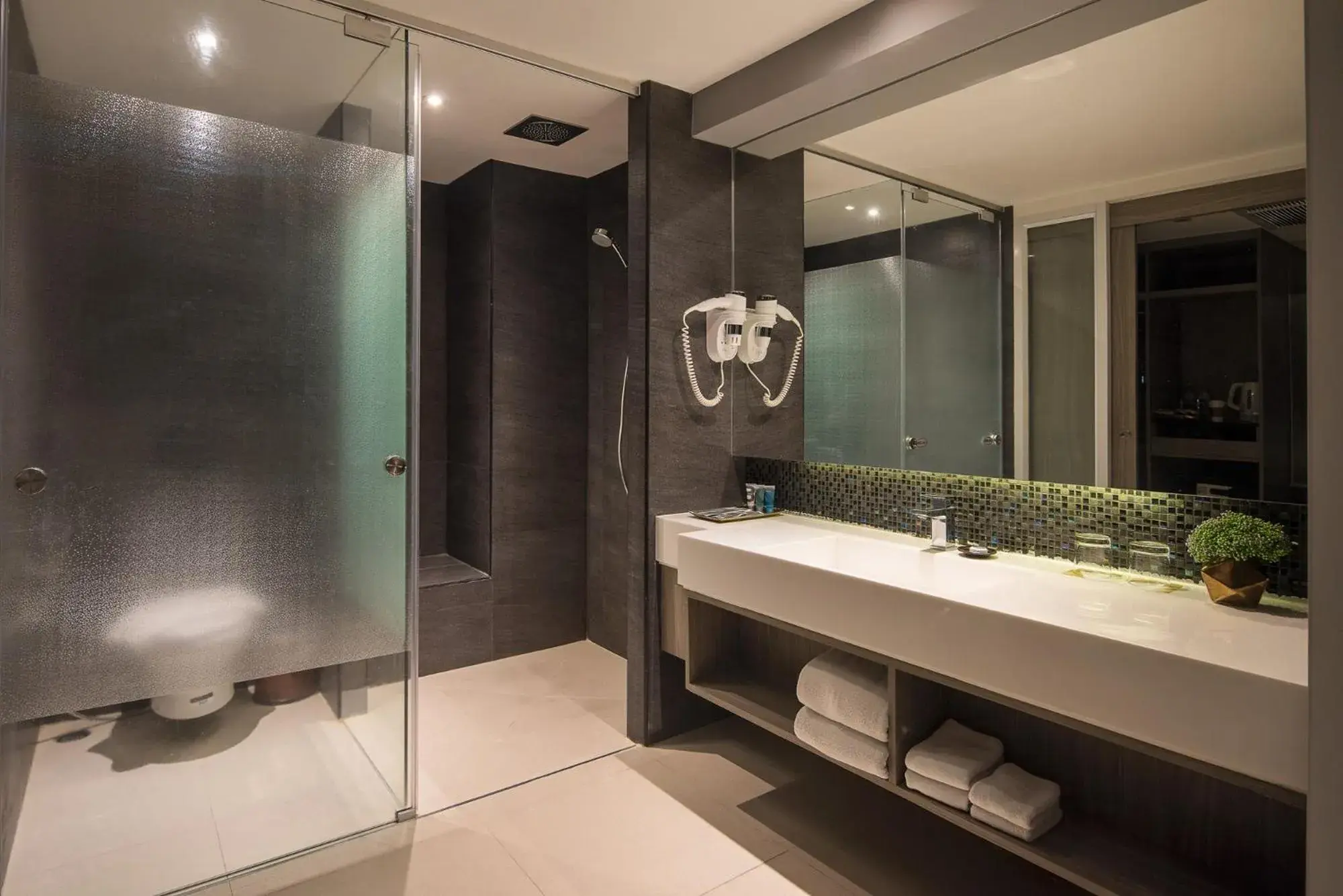 Shower, Bathroom in Grand 5 Hotel & Plaza Sukhumvit Bangkok