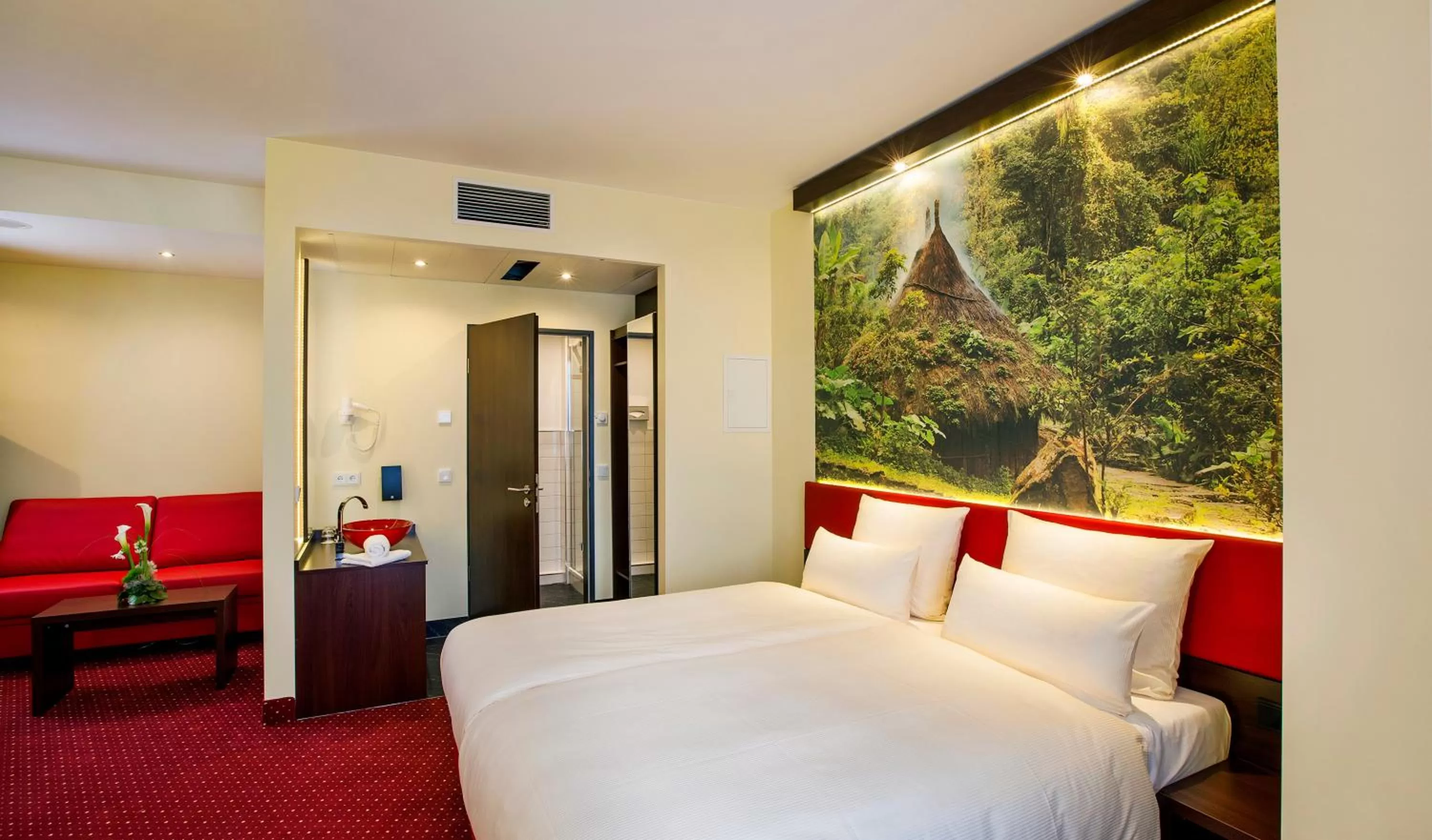 Photo of the whole room, Bed in Best Western Plus Plaza Berlin Kurfürstendamm