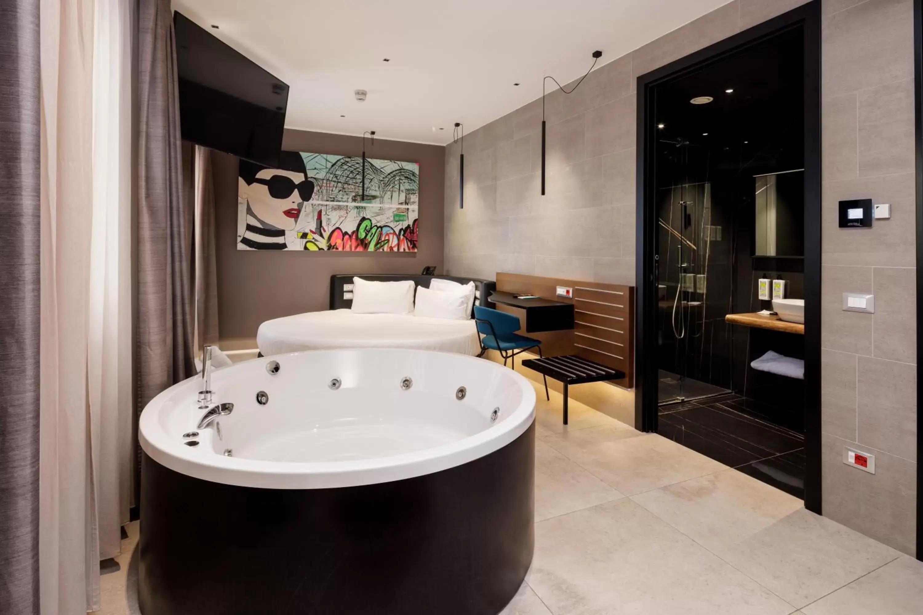 Hot Tub, Bathroom in The Corner Duomo Hotel