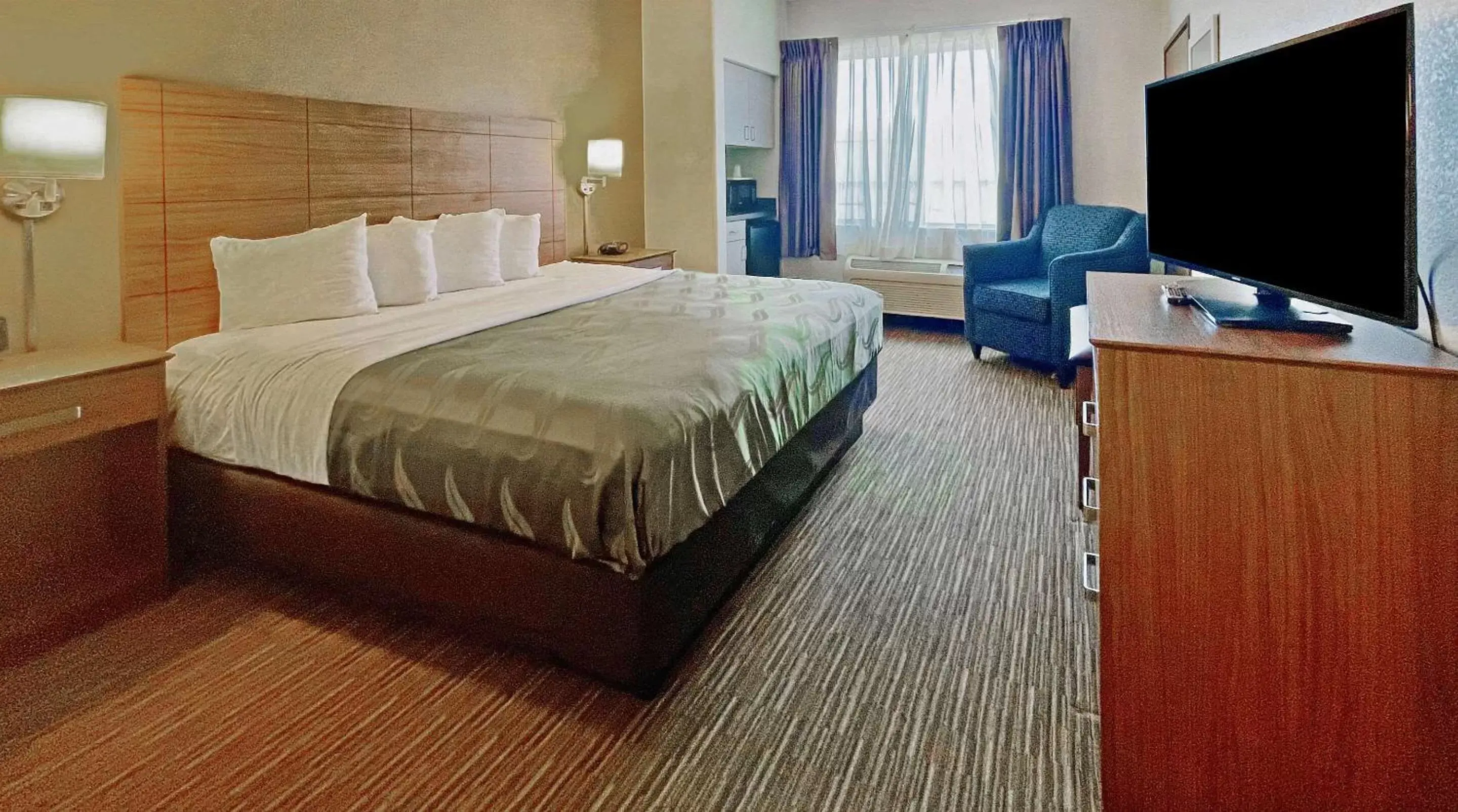 Photo of the whole room, Bed in Quality Suites University