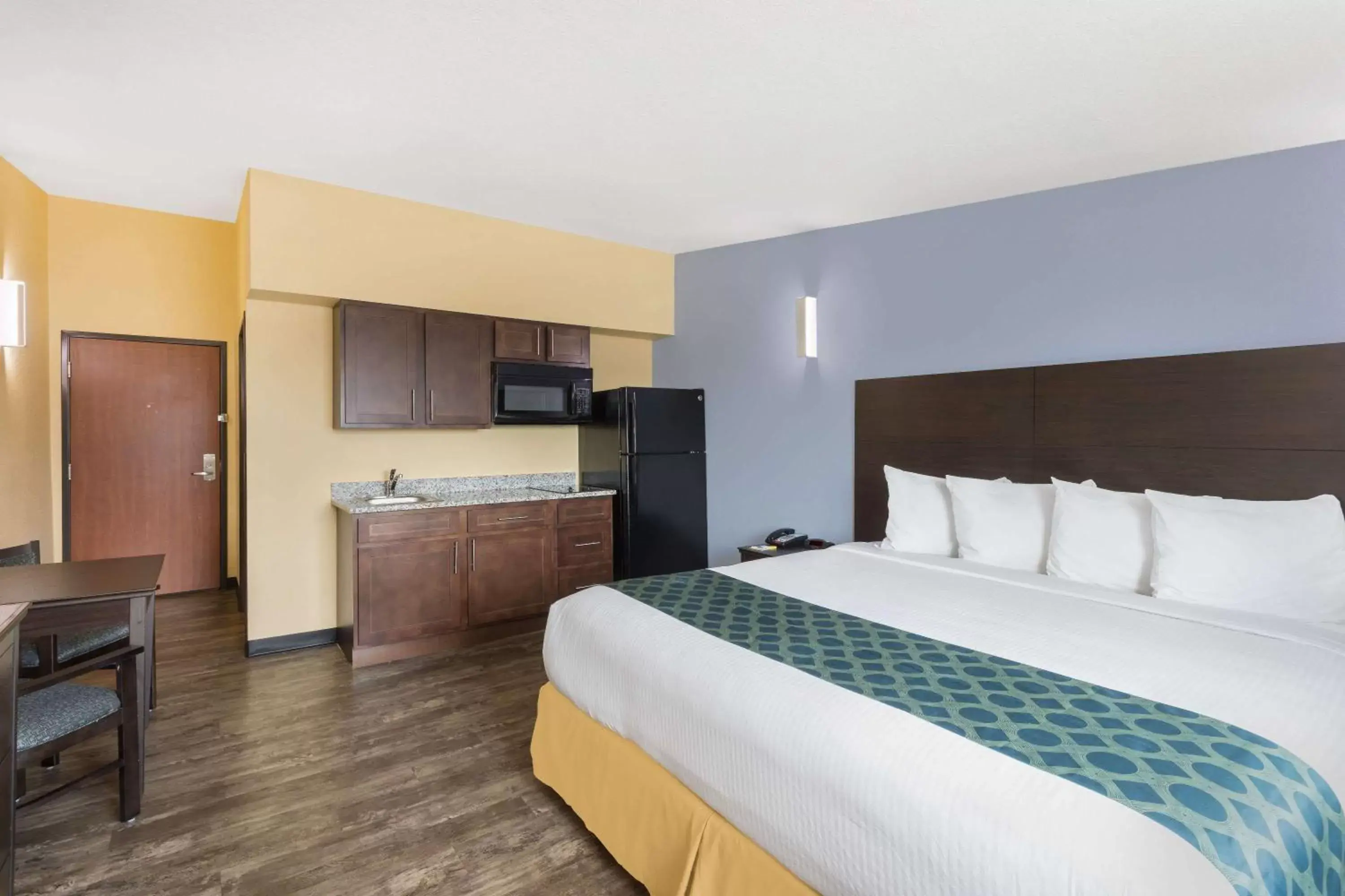 Photo of the whole room, Bed in Days Inn by Wyndham New Orleans Pontchartrain