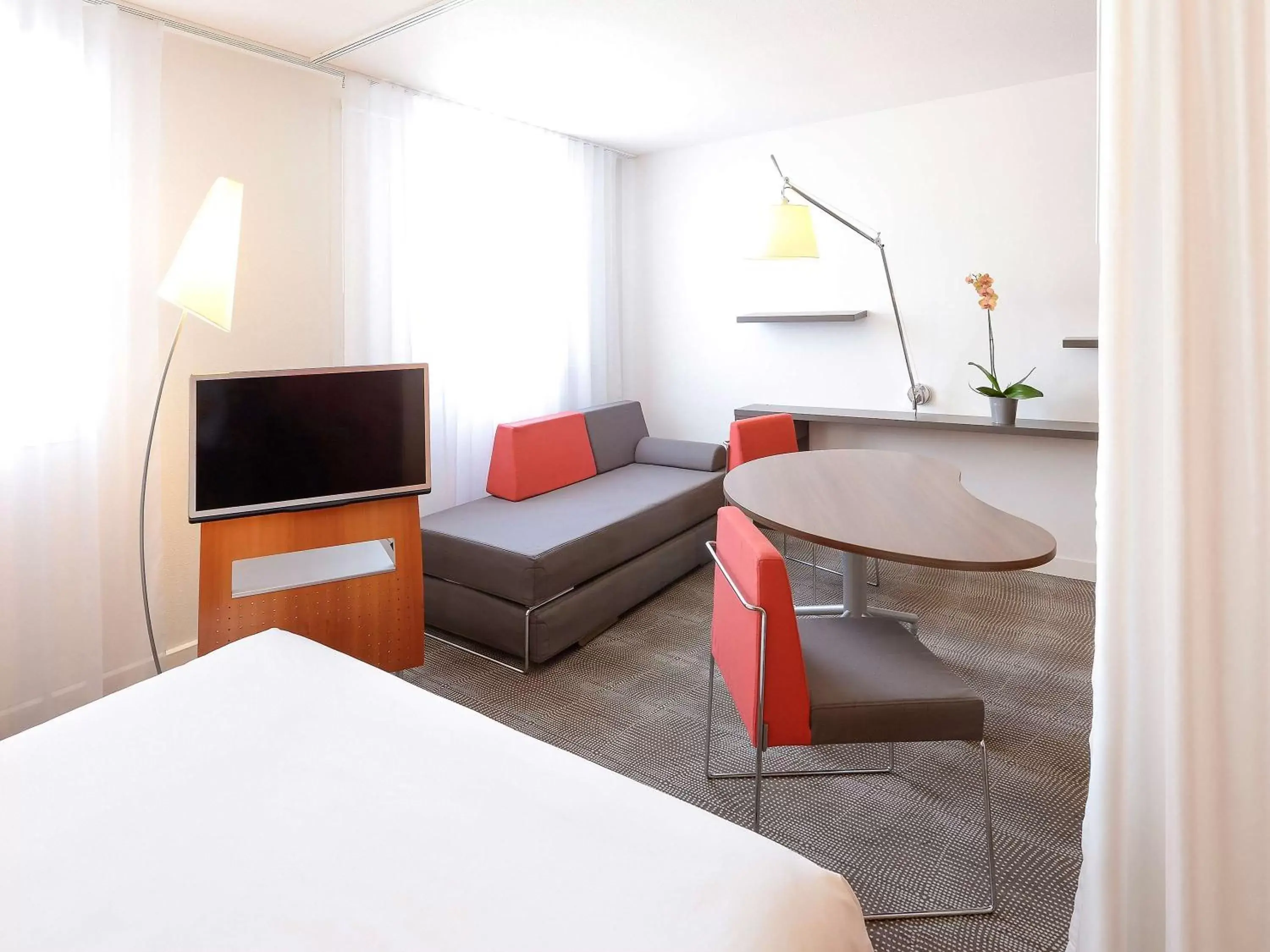 Photo of the whole room, TV/Entertainment Center in Novotel Suites Clermont Ferrand Polydome