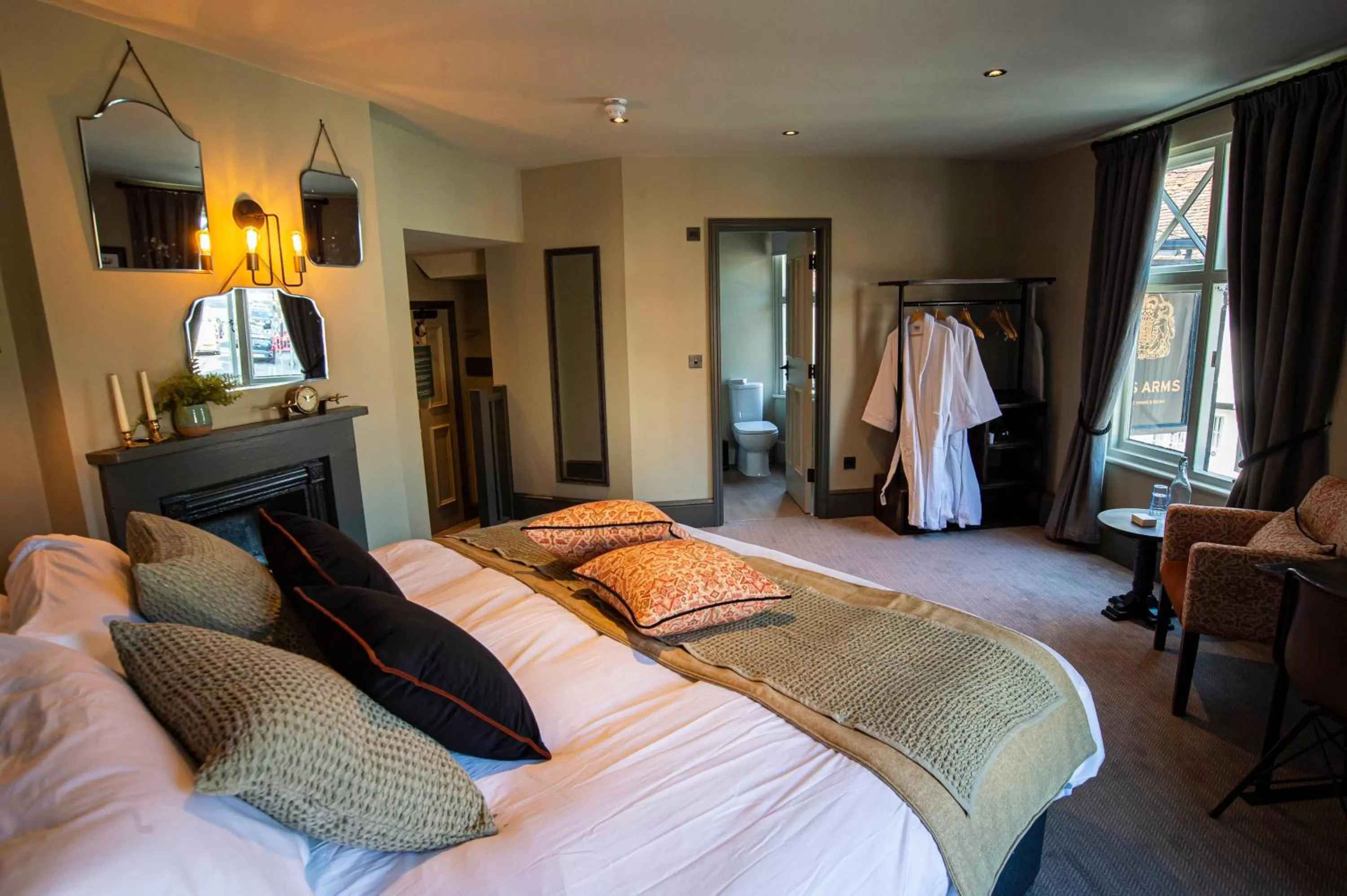 Bedroom, Bed in Kings Arms Hotel