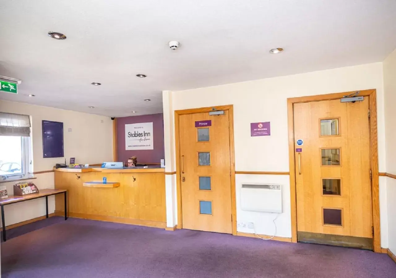 Lobby or reception, Kitchen/Kitchenette in Stables Inn, Aintree