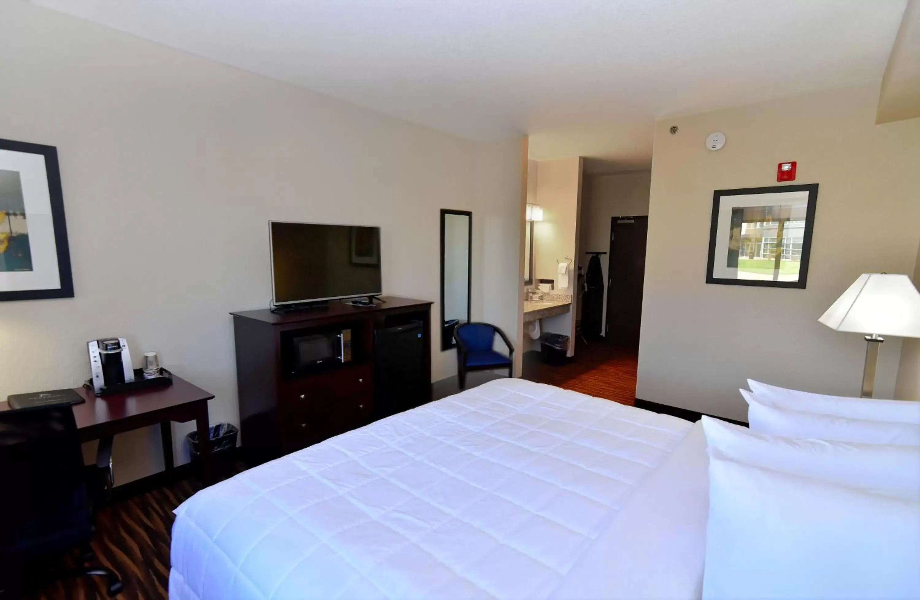 Bed in Cobblestone Inn & Suites - Monticello