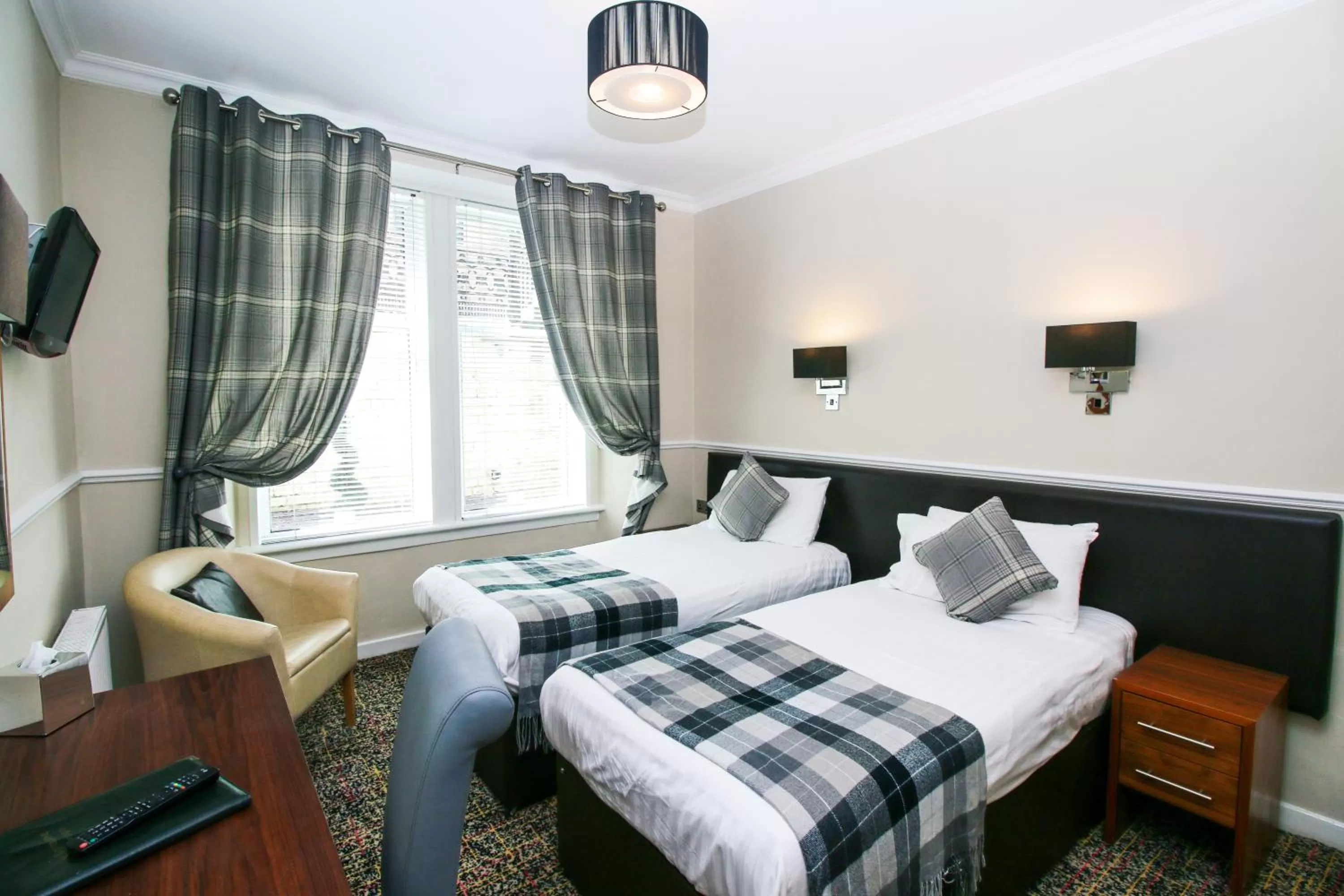 Bedroom, Bed in Kelvingrove Hotel - Sauchiehall St