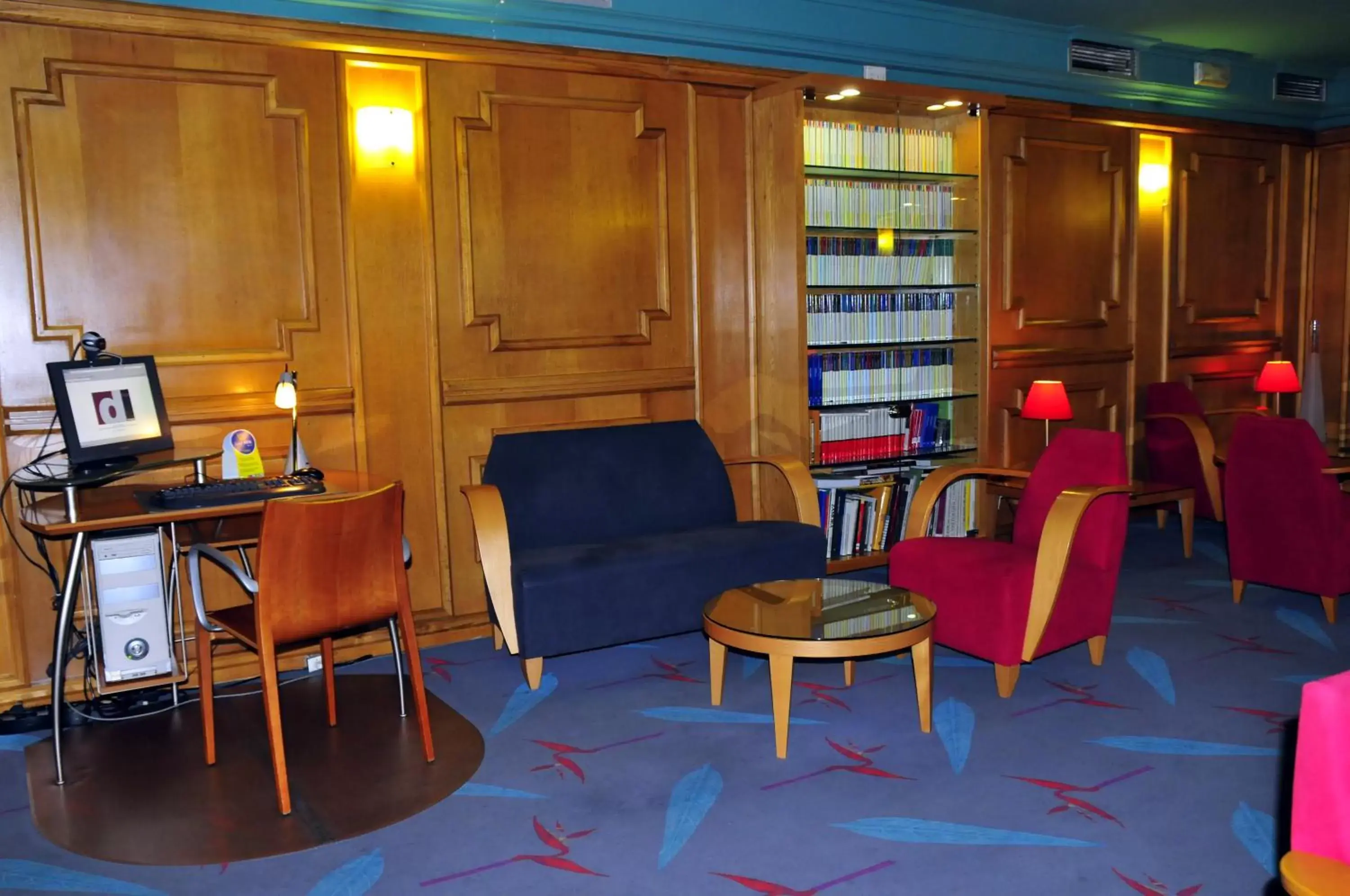 Communal lounge/ TV room in Zenit Dos Infantas