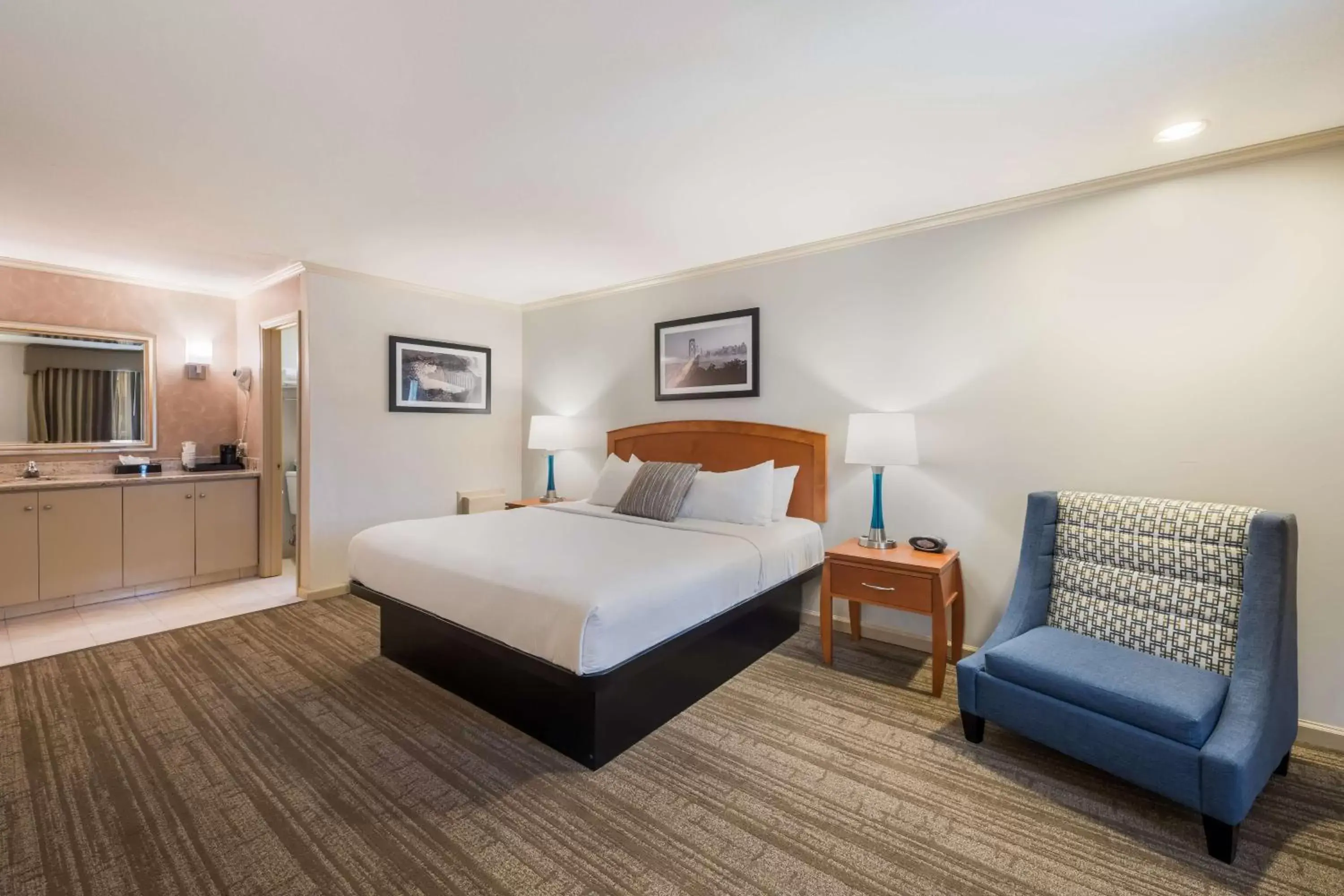 Bedroom, Bed in SureStay Plus Hotel by Best Western Mountain View