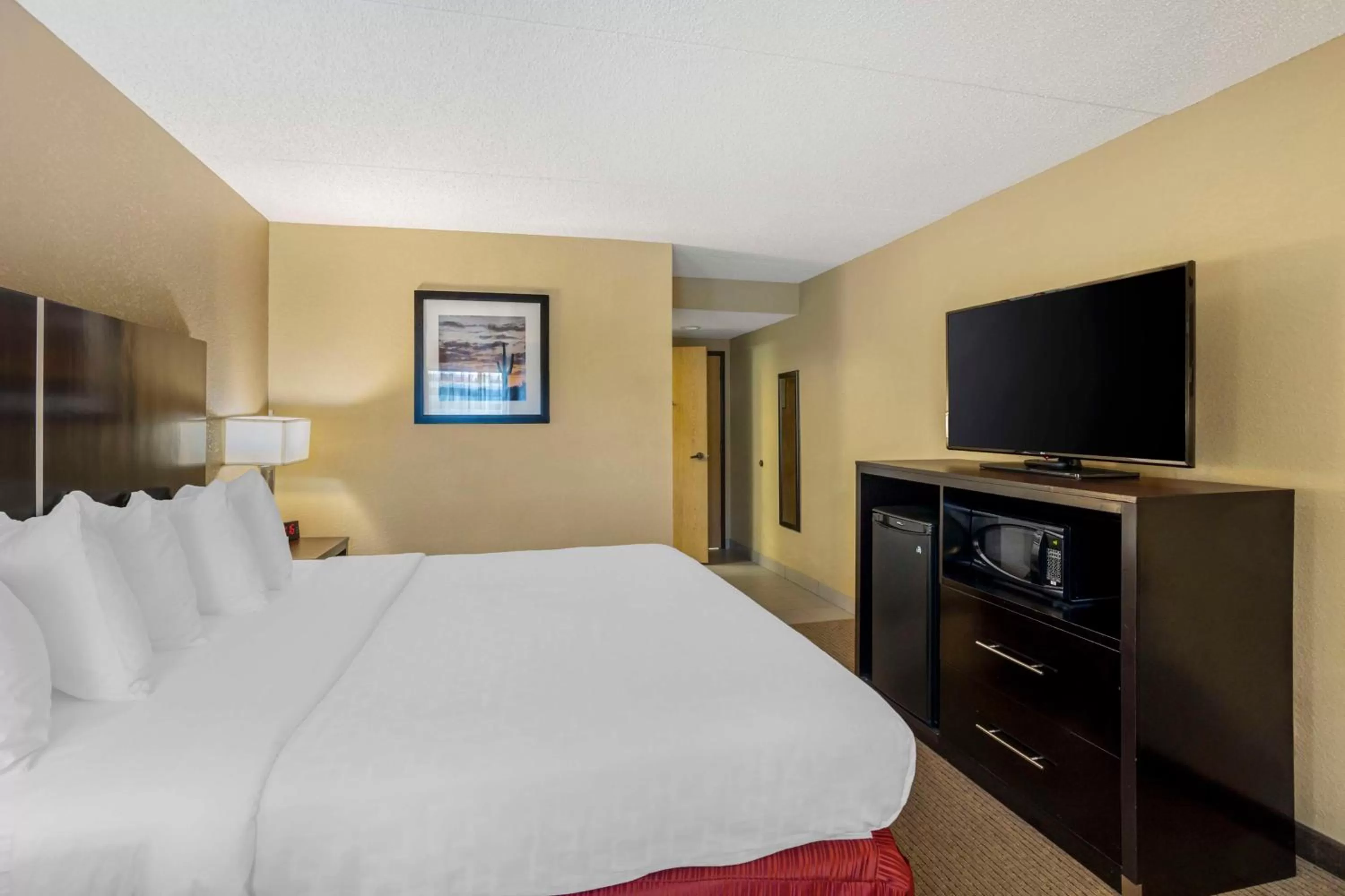 Bedroom, Bed in Best Western Harrisburg North Hotel