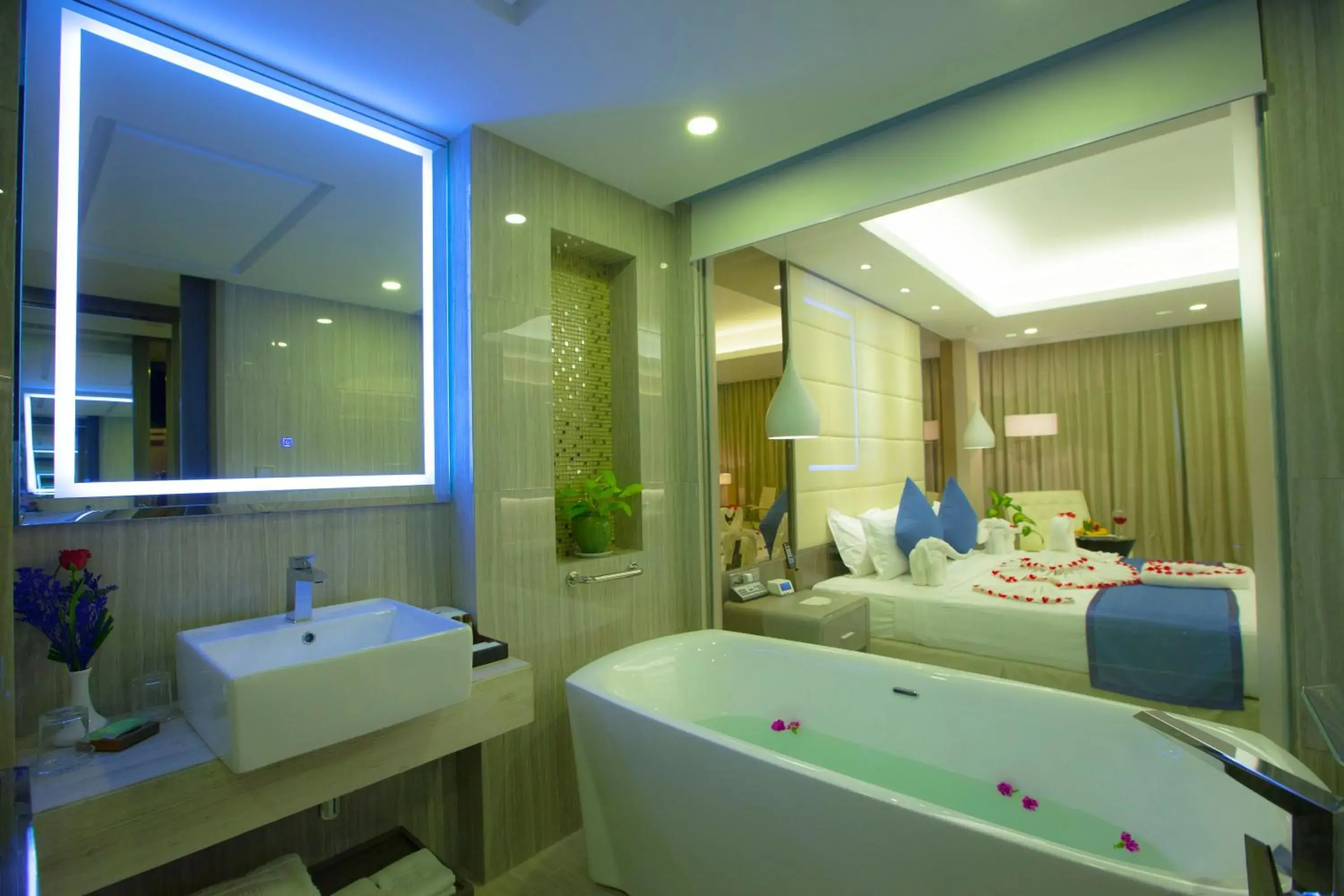 Shower, Bathroom in Grand Palace Hotel