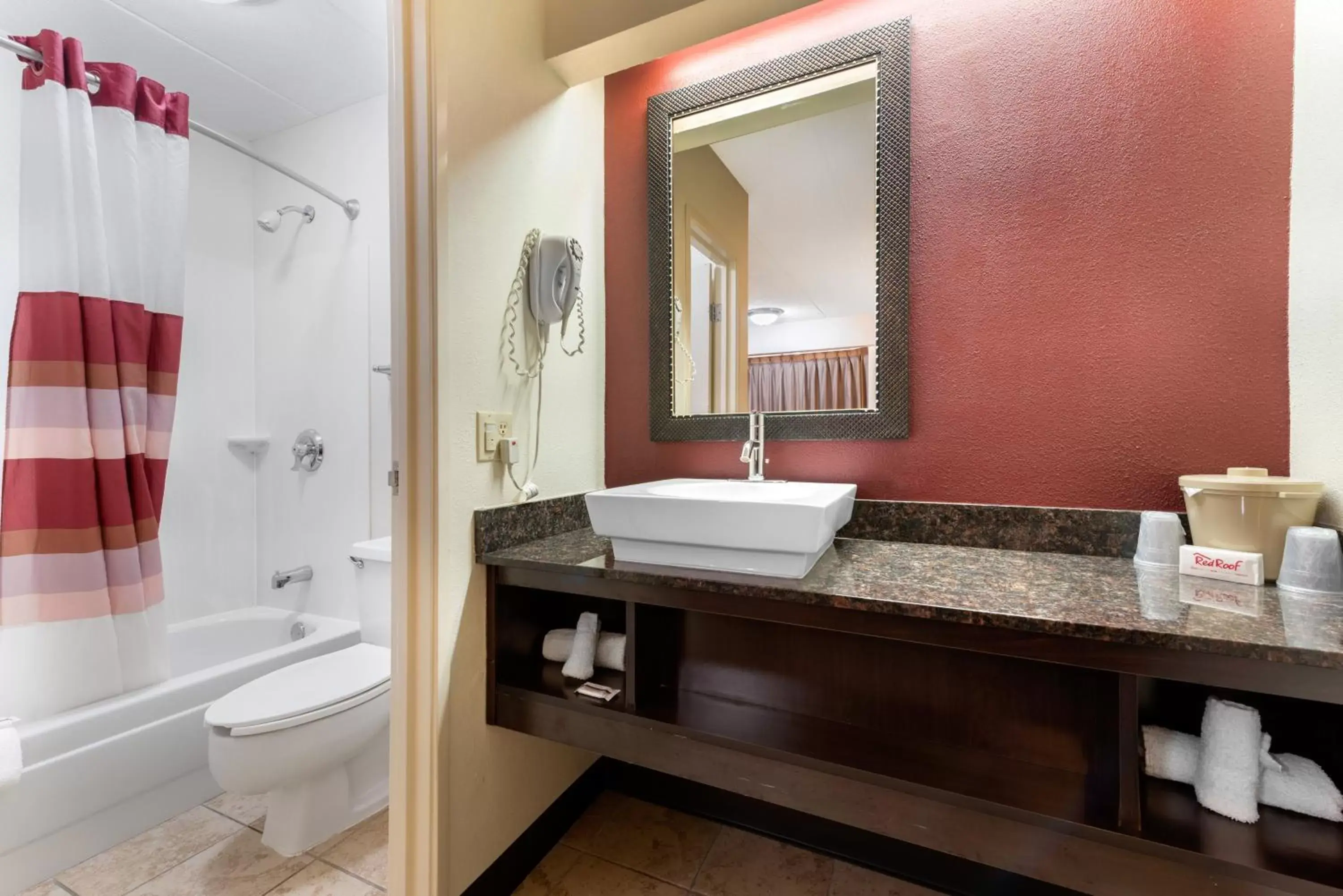 Bathroom in Red Roof Inn Lafayette - Purdue University