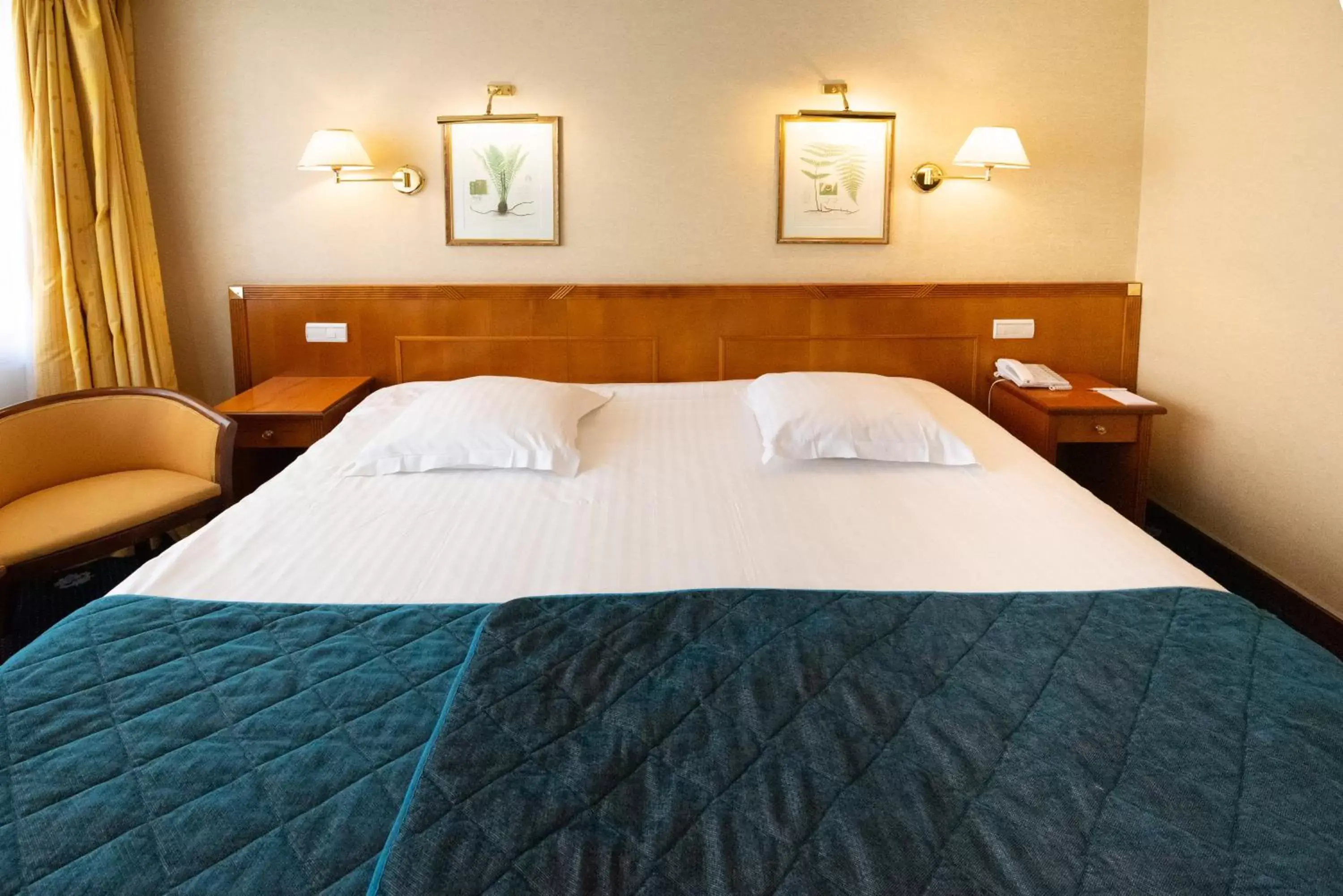 Bed in Splendid Hotel & Spa Nice