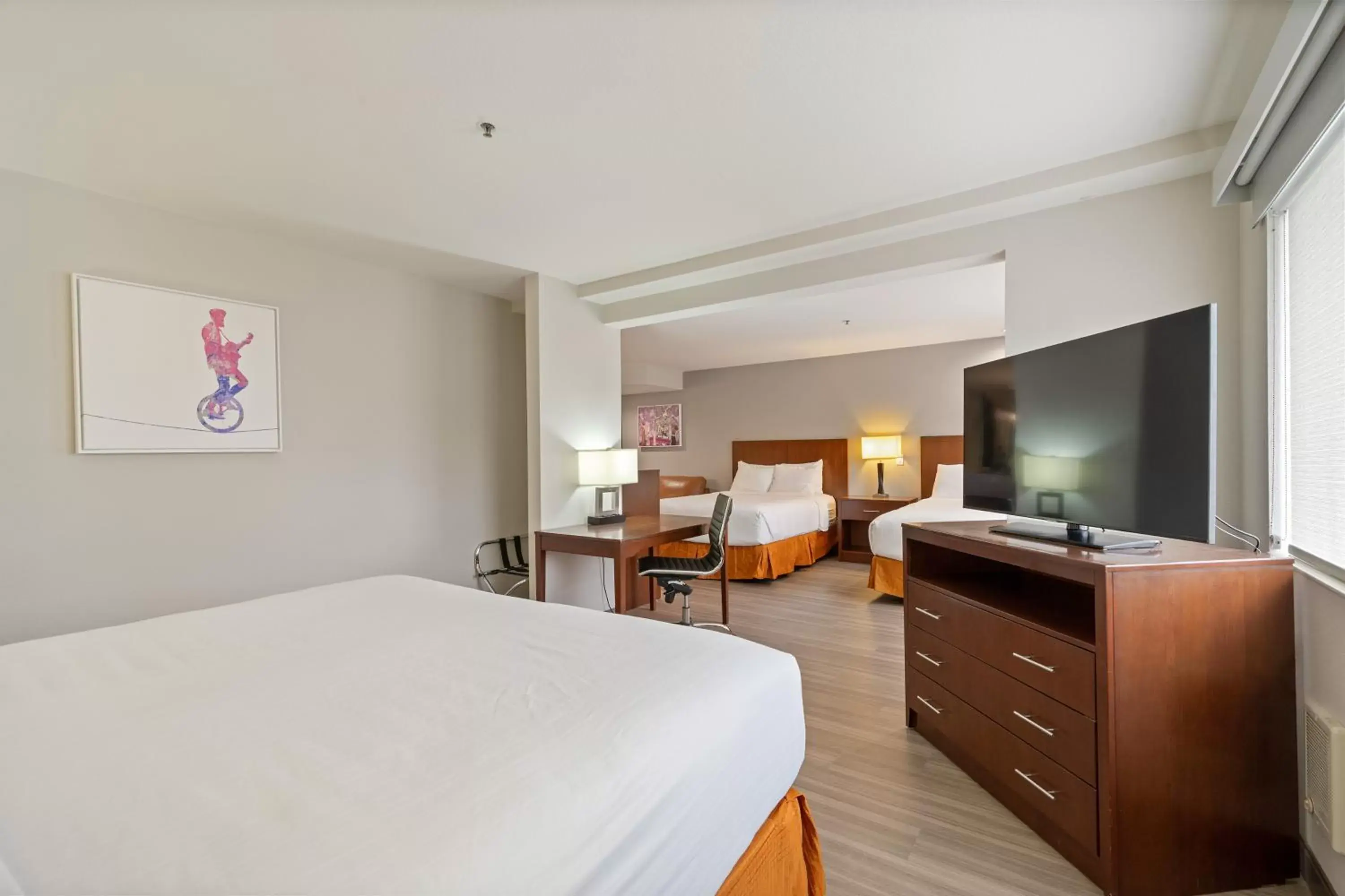 Bed in Best Western Lake Oswego Hotel & Suites