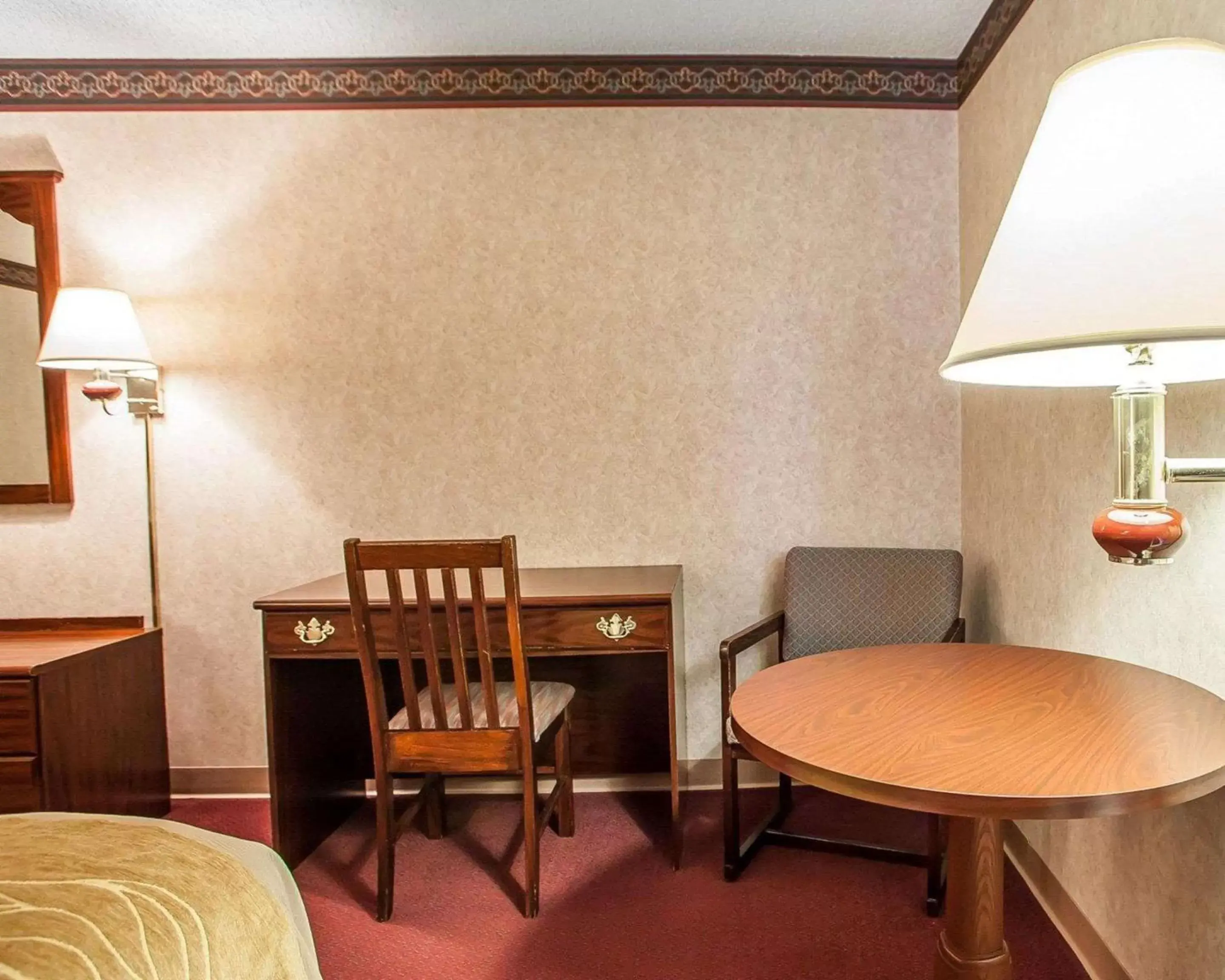 Photo of the whole room, Dining Area in Quality Inn Midway