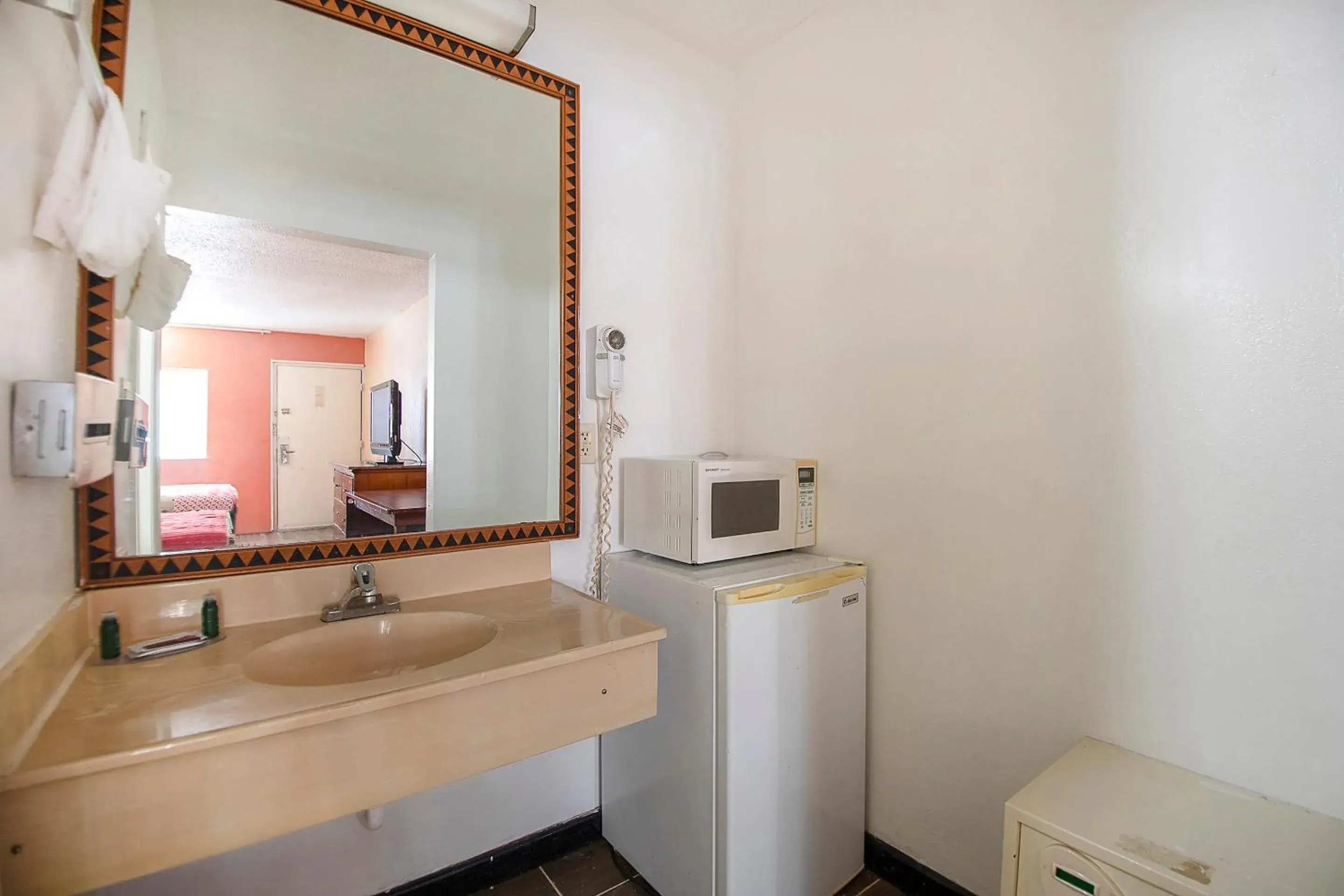 Bathroom in Hotel O Daylight Inn Elkhart I-90, IN