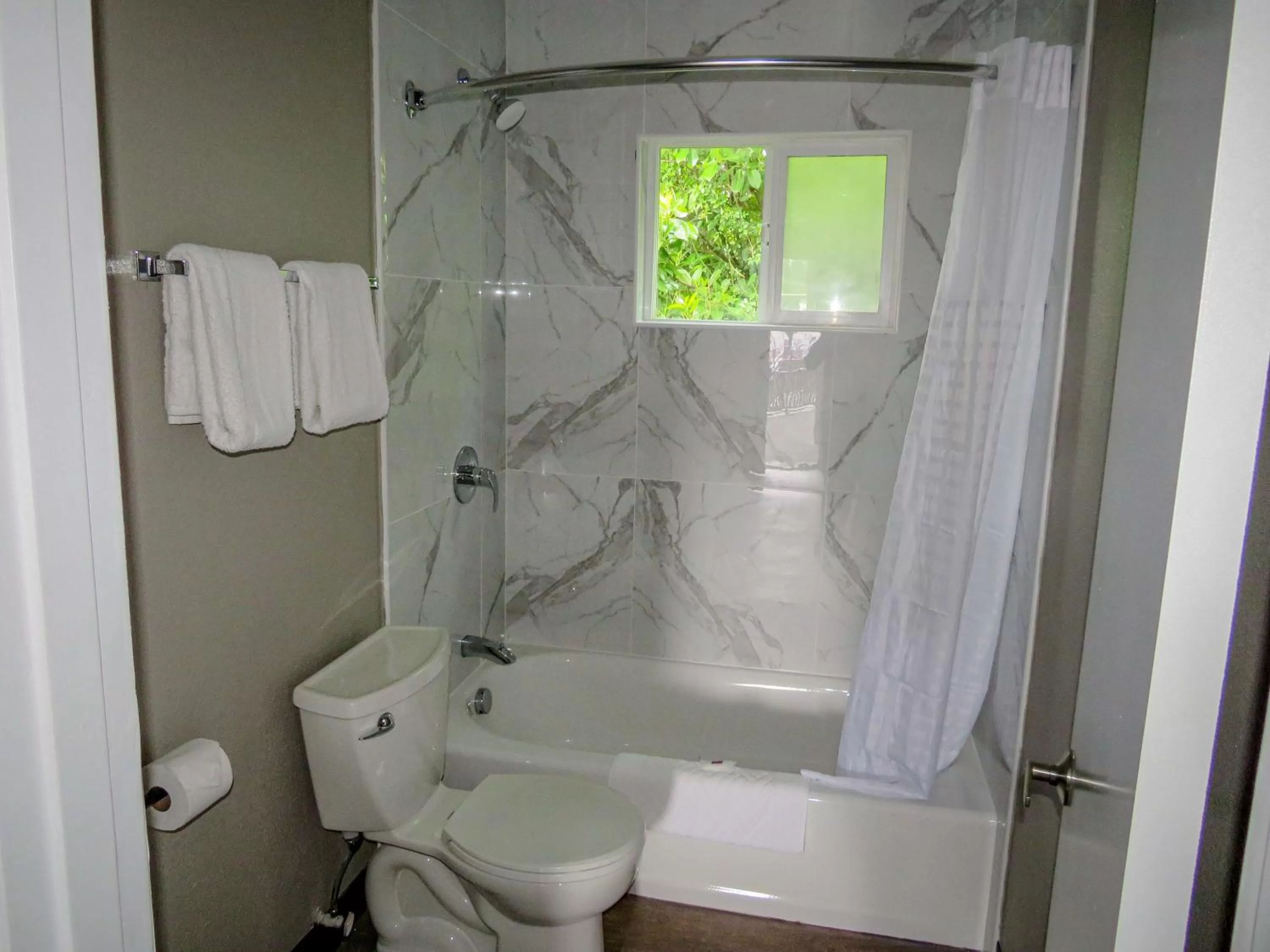 Bathroom in Motel 6 Tigard, Or - Portland Southwest