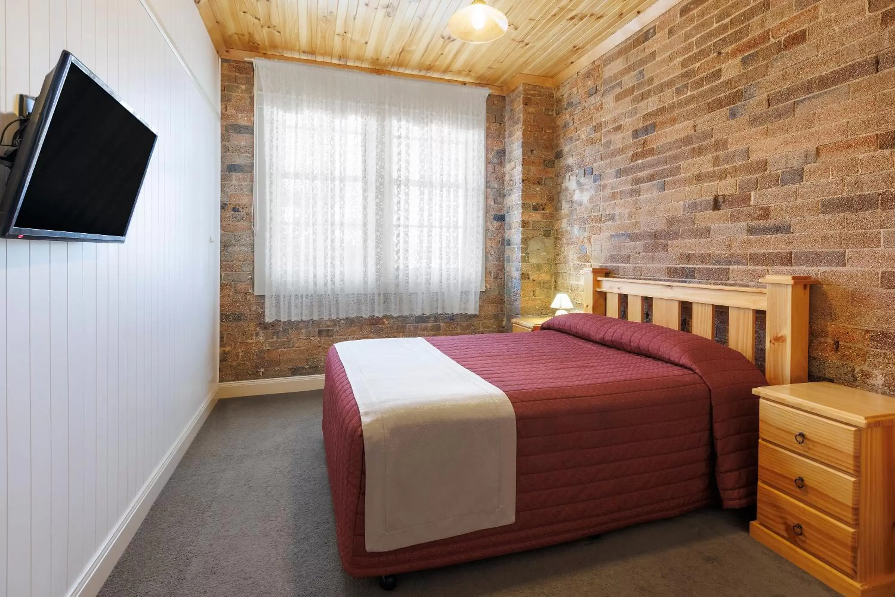 Bedroom, Bed in Black Gold Motel