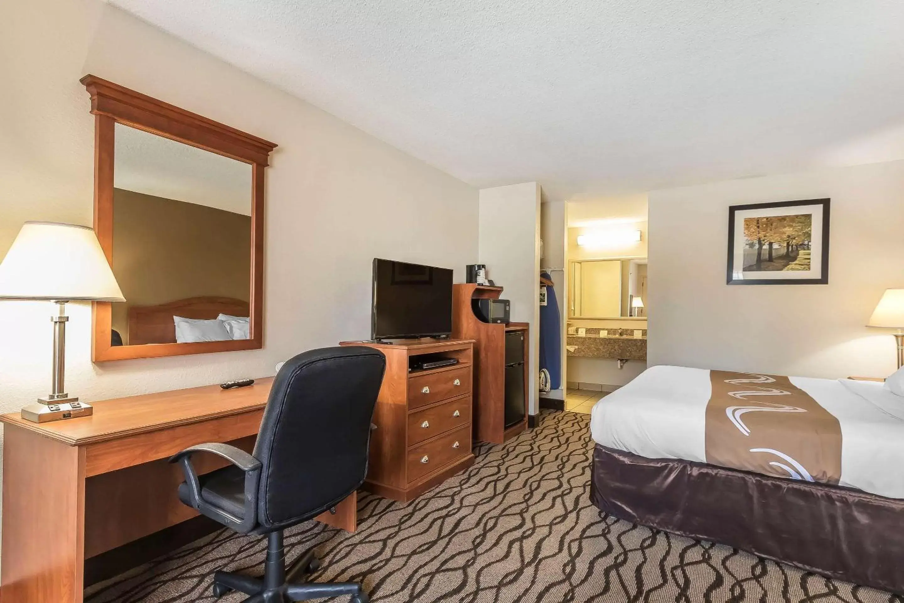 Photo of the whole room, TV/Entertainment Center in Quality Inn Charleston I-57