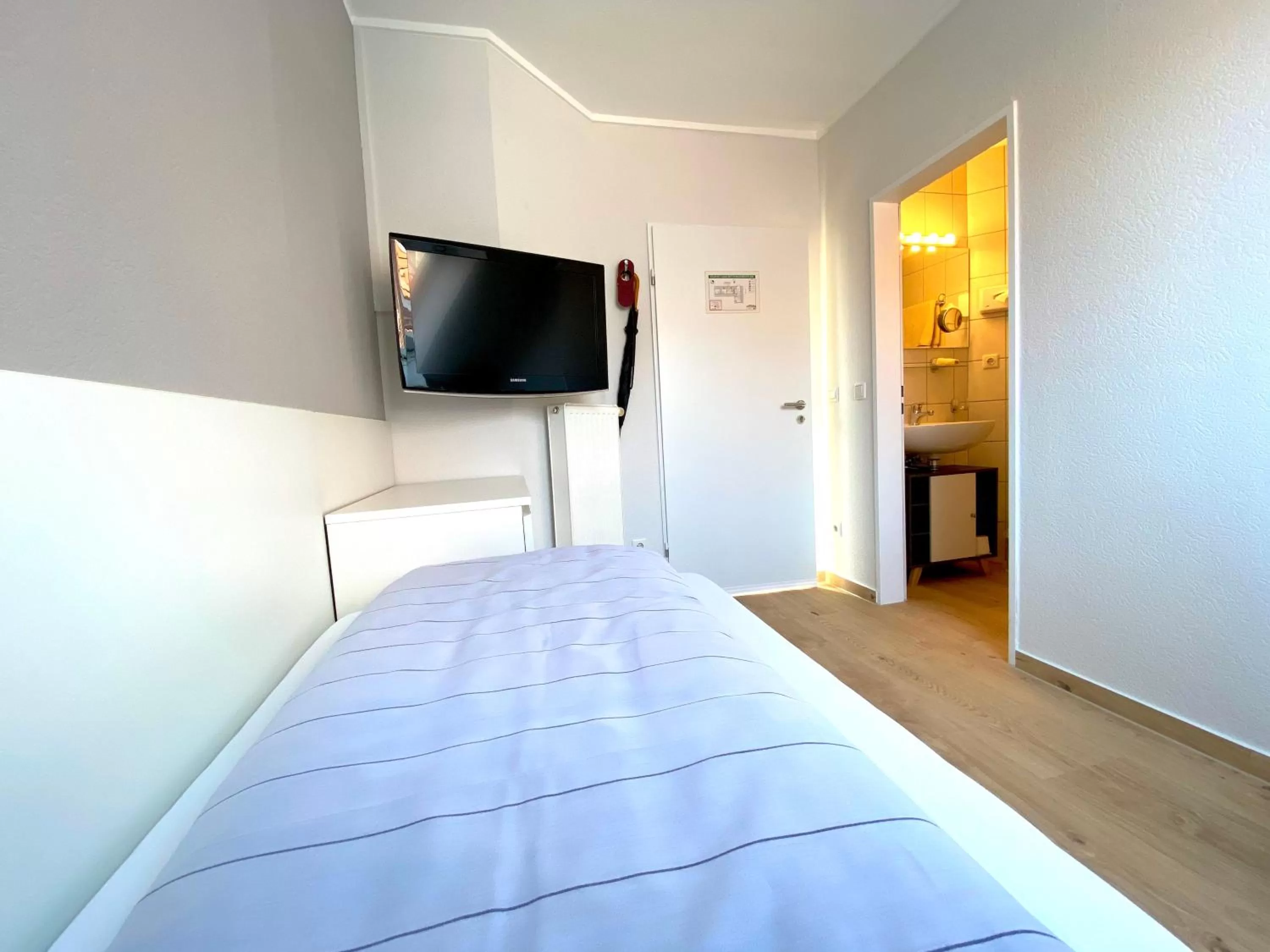 Photo of the whole room, Bed in Hotel zur Bever