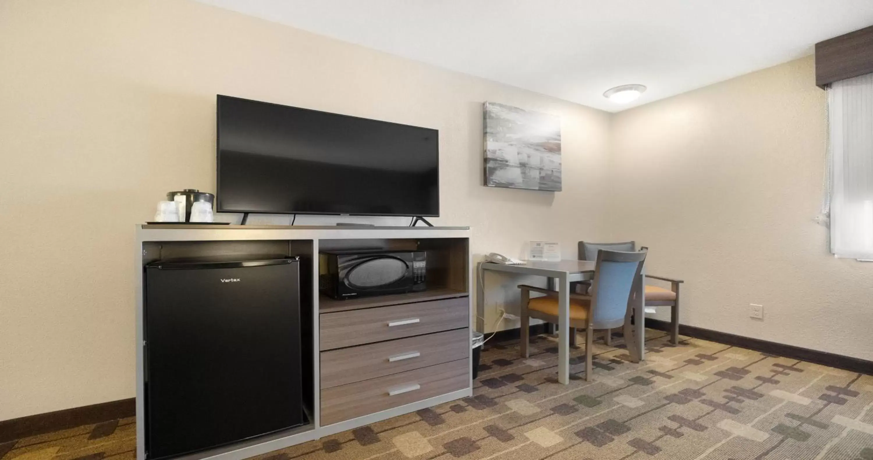 Bedroom, TV/Entertainment Center in Best Western Amador Inn