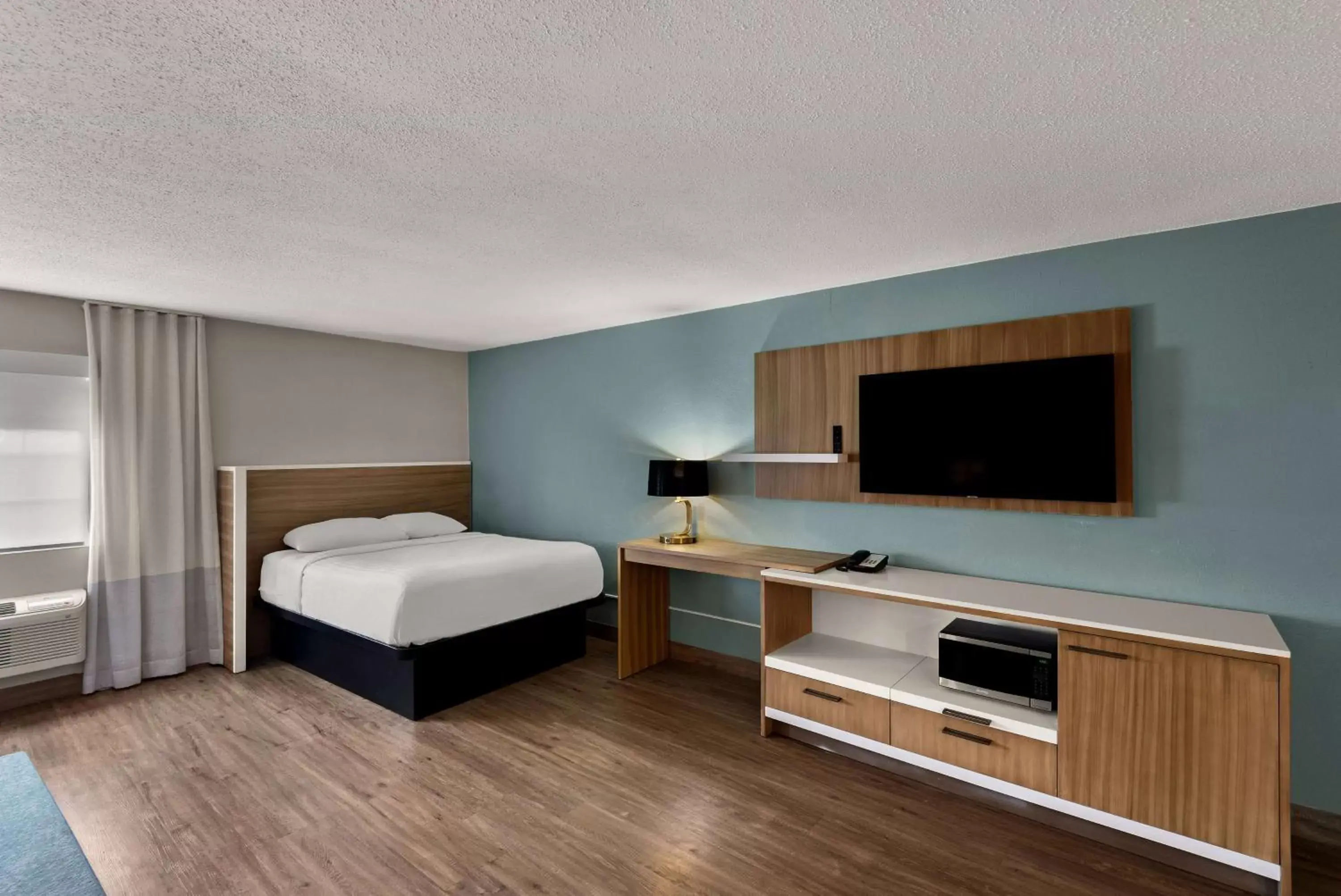 Photo of the whole room, TV/Entertainment Center in Wyndham Garden Ankeny