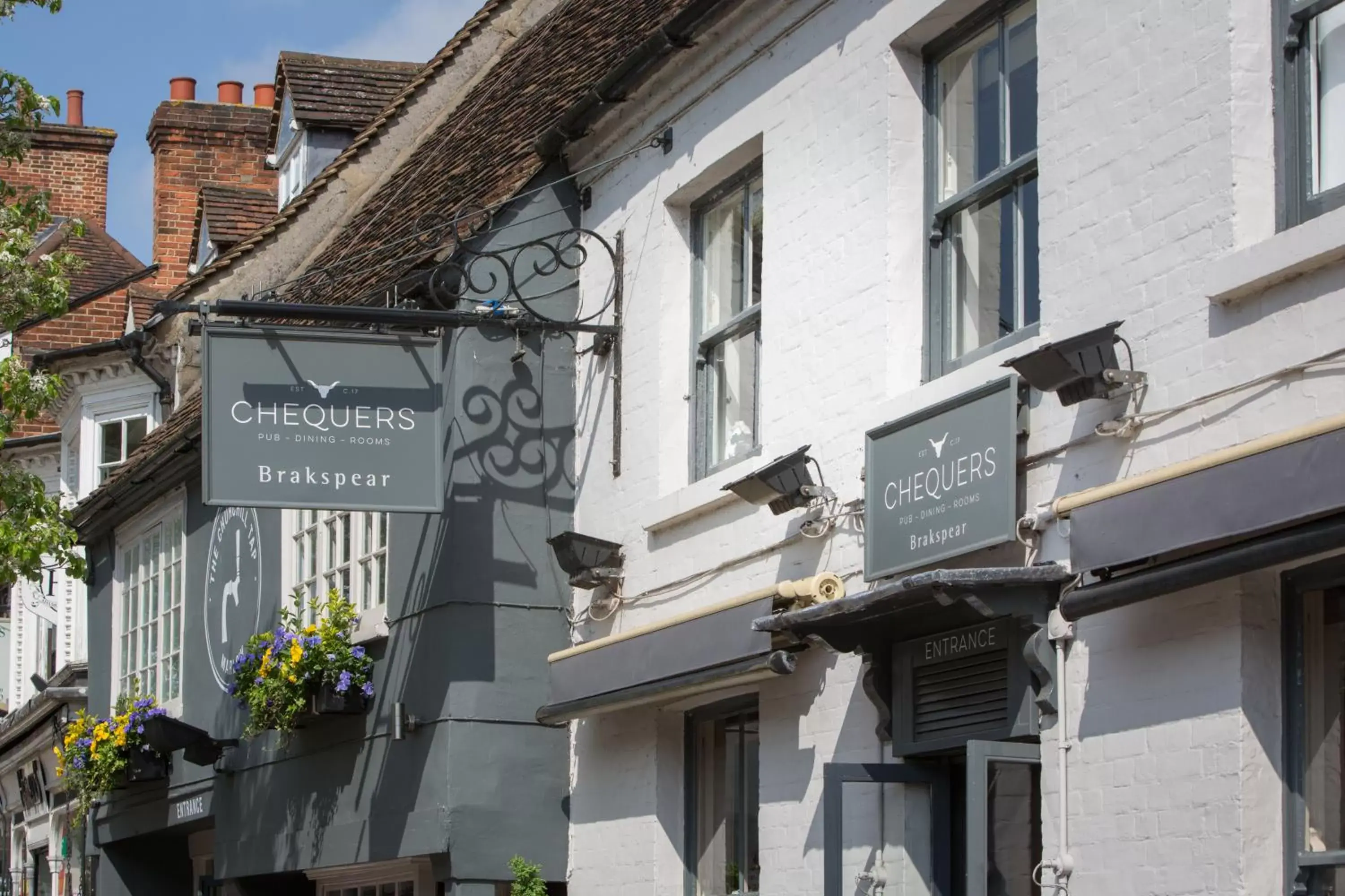 Facade/entrance, Property Building in The Chequers Marlow