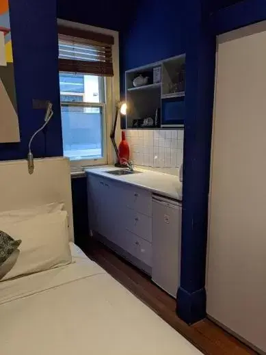 Bedroom, Kitchen/Kitchenette in Tolarno Hotel