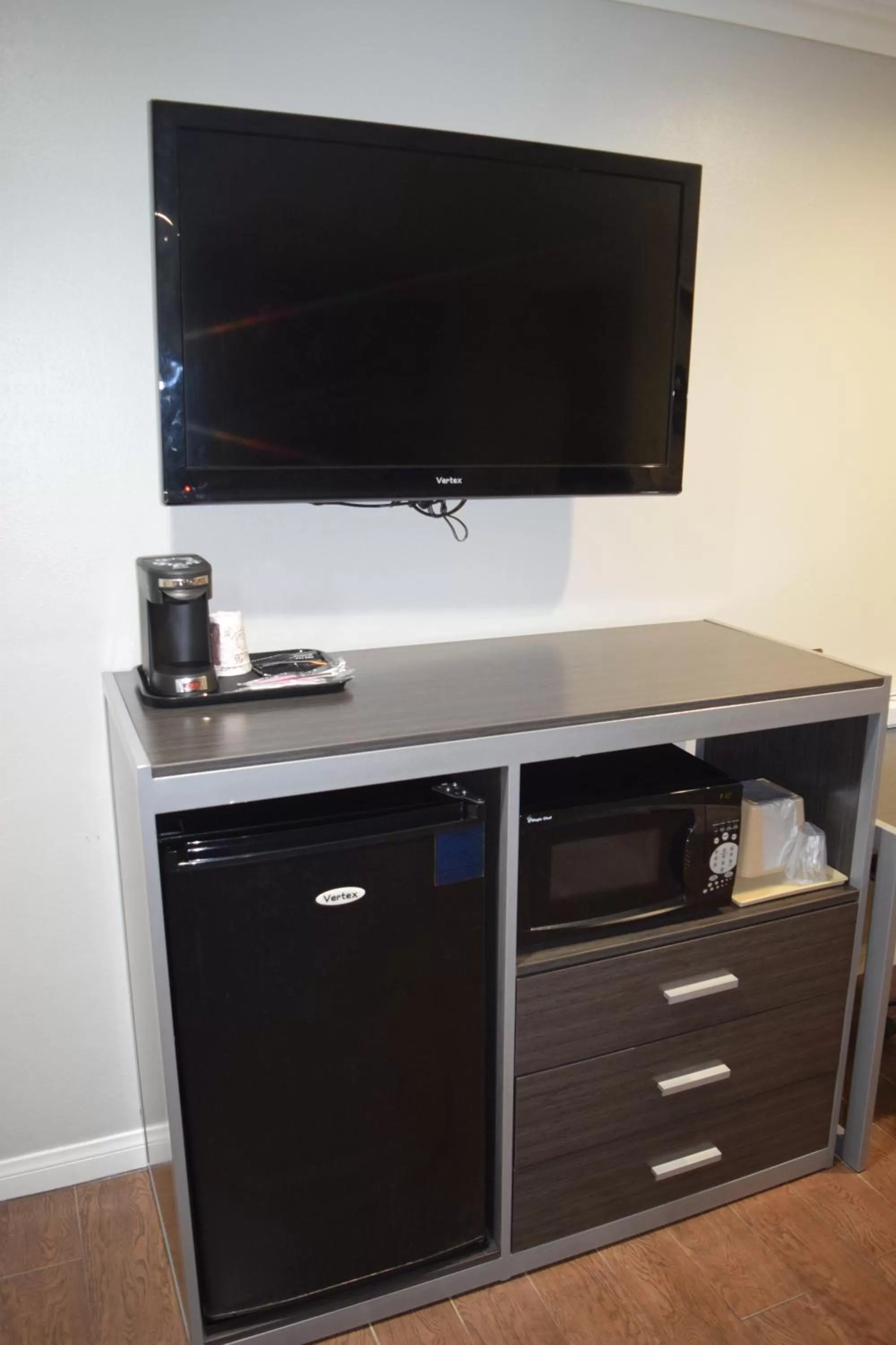 TV and multimedia in Deluxe Inn Hawthorne/ LAX