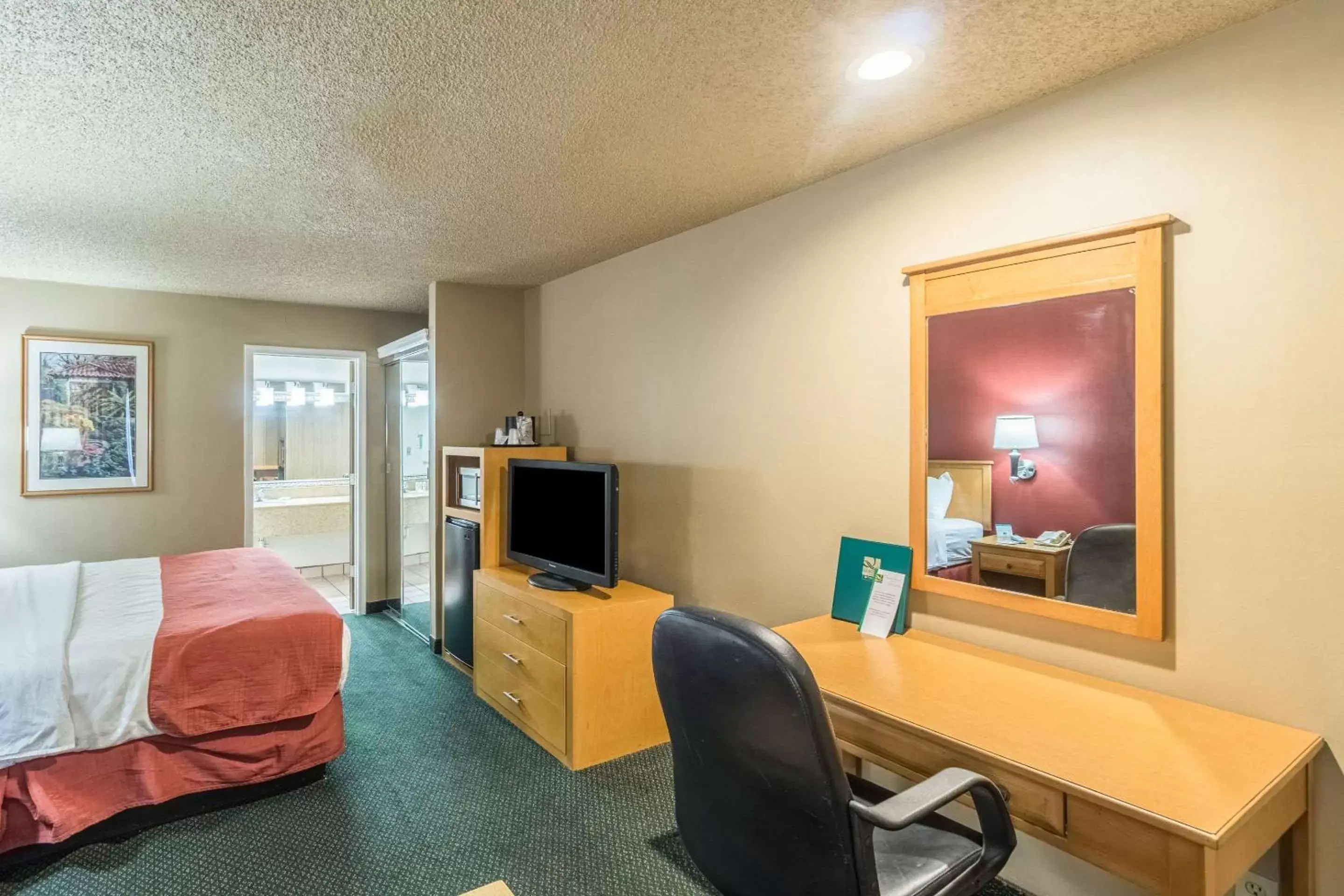 Photo of the whole room, TV/Entertainment Center in Quality Inn Casa Grande I-10