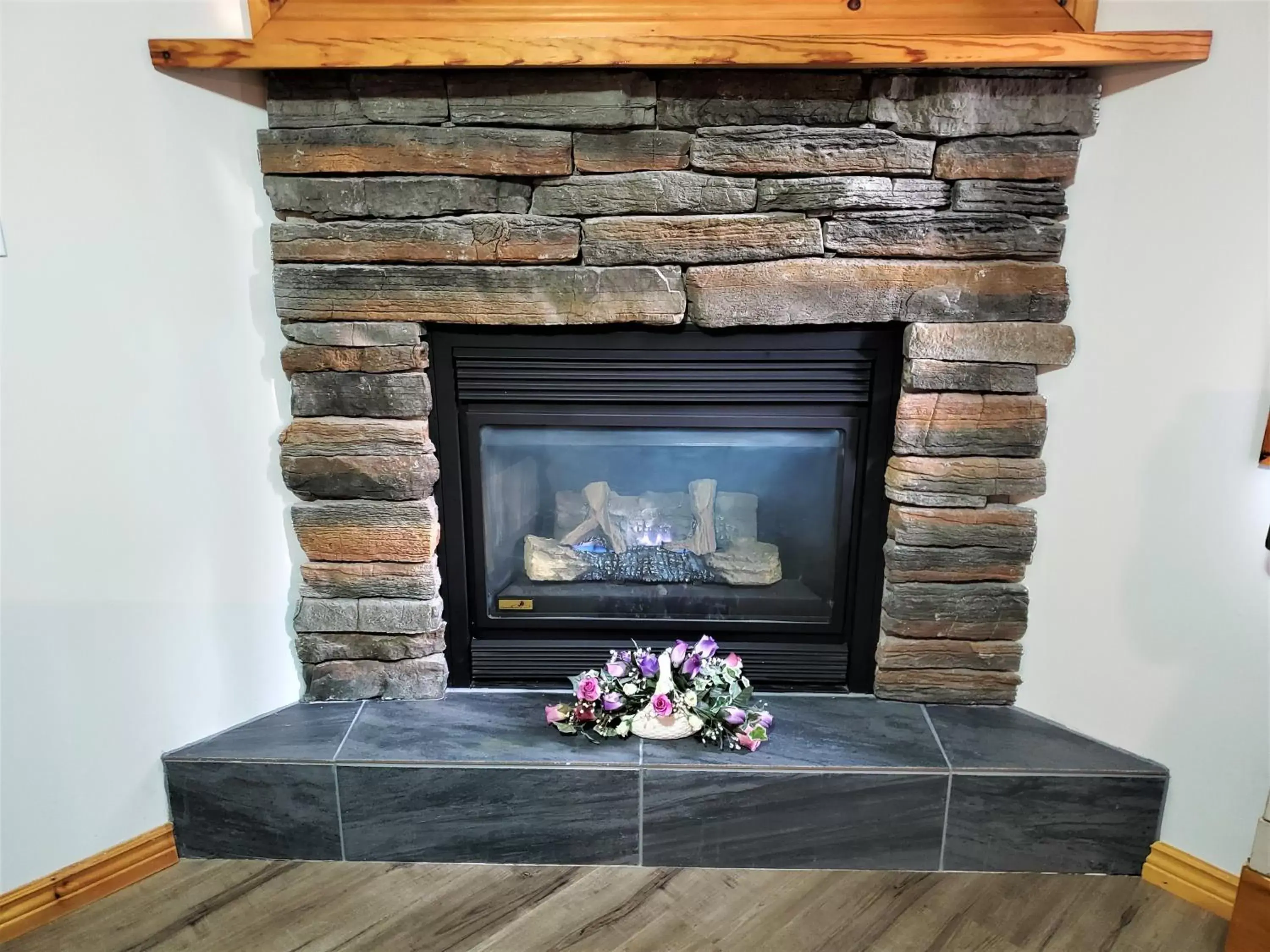 Decorative detail in Knights Inn Colonial Fireside Inn