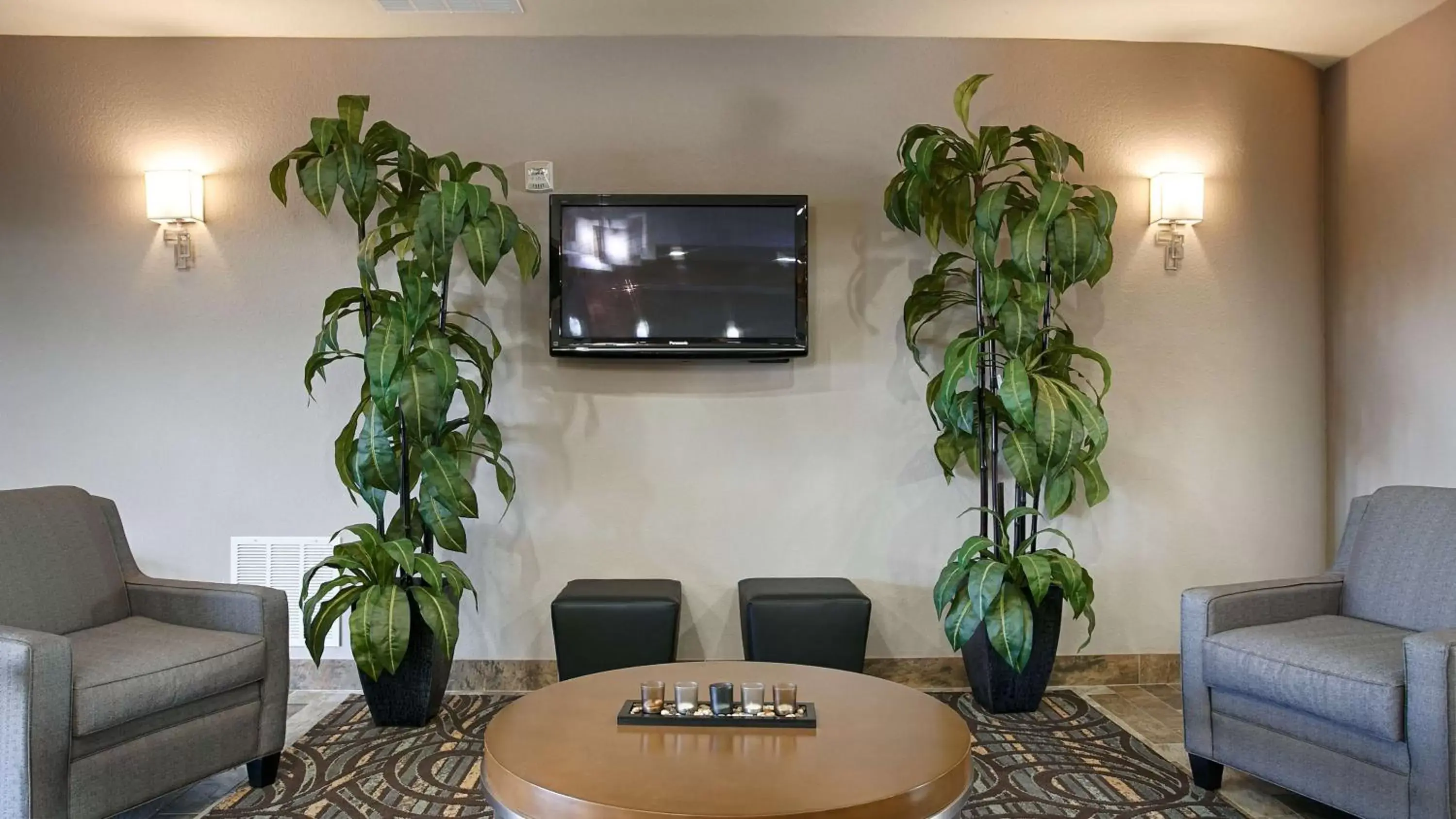 Lobby or reception, TV/Entertainment Center in Best Western Plus Fort Worth Forest Hill Inn & Suites